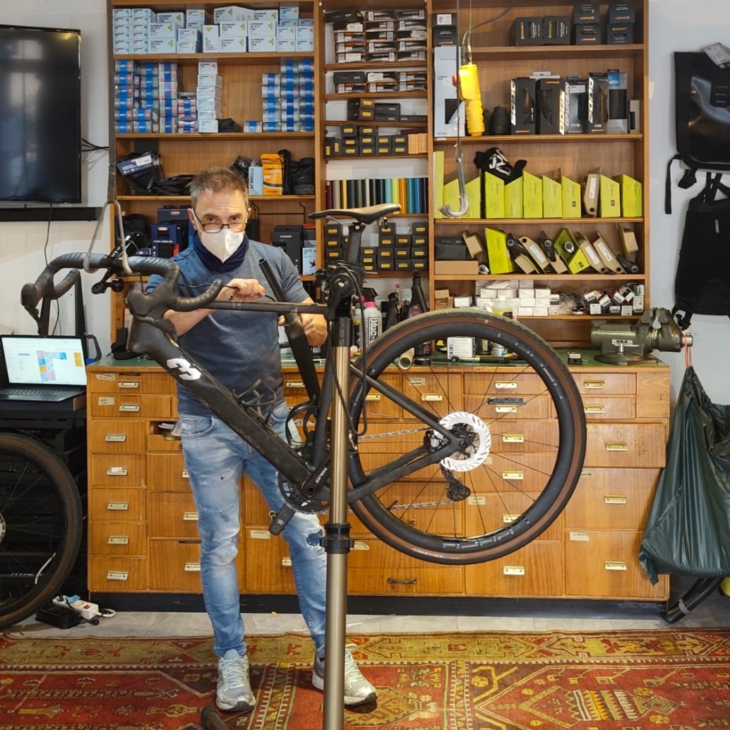 Gute R&auml;der brauchen gute H&auml;nde. 🔧

Wir suchen Verst&auml;rkung f&uuml;r unsere Werkstatt bei Cycle Collective in Meerbusch-Osterath!

Du hast Erfahrung im Aufbau hochwertiger Rennr&auml;der, arbeitest sorgf&auml;ltig und hast Freude daran,