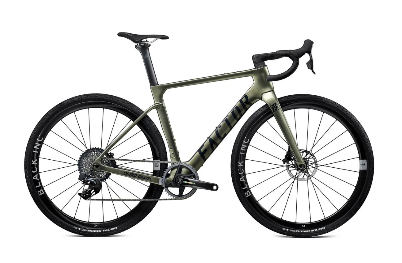 Ein grünes Trek Fahrrad mit schwarzem Sattel und schwarzen Reifen, das auf einer weißen Hintergrund steht.