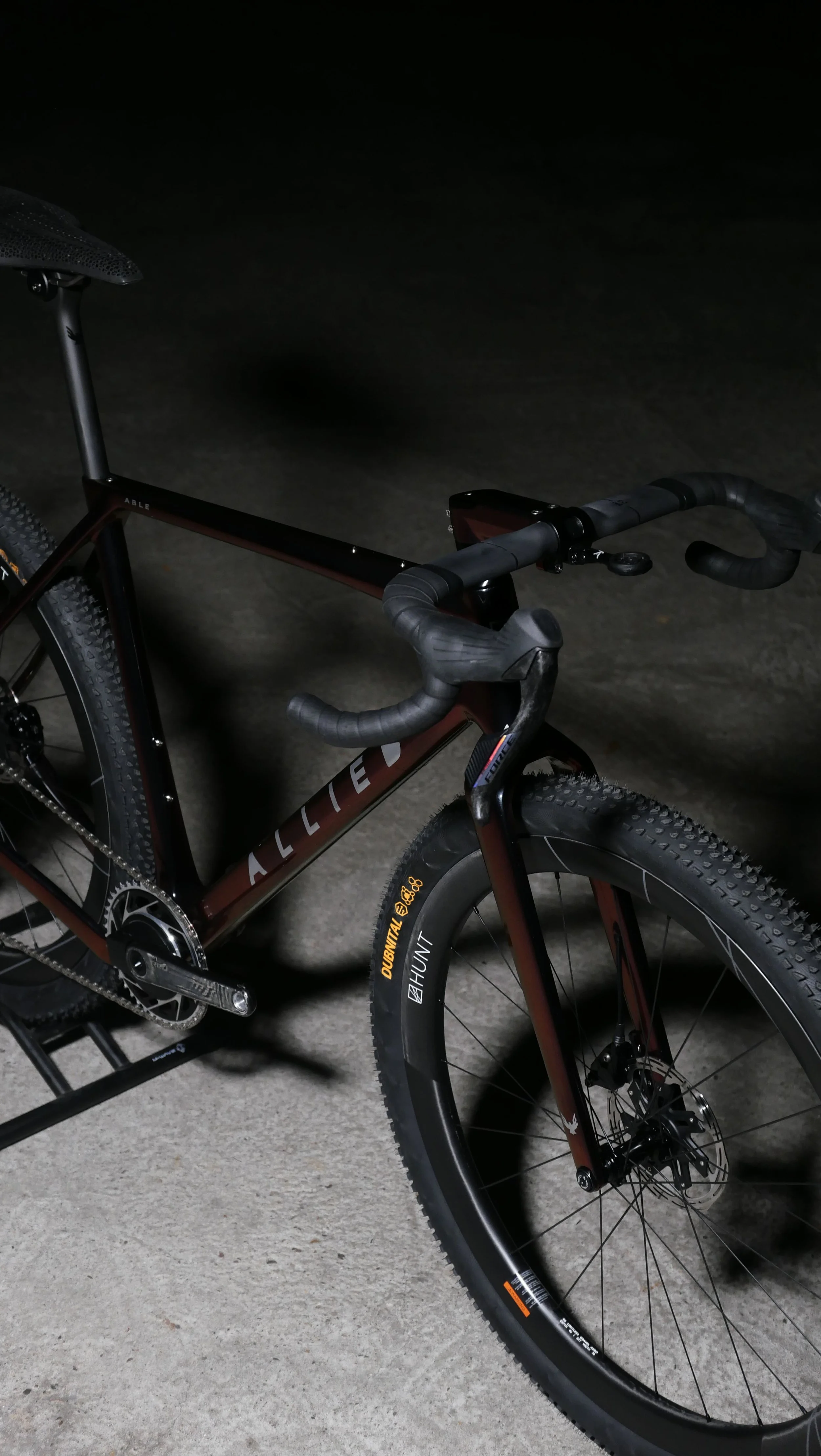 Ein schwarzes Fahrrad mit rotem Rahmen und dicken Reifen, im Dunkeln fotografiert.
