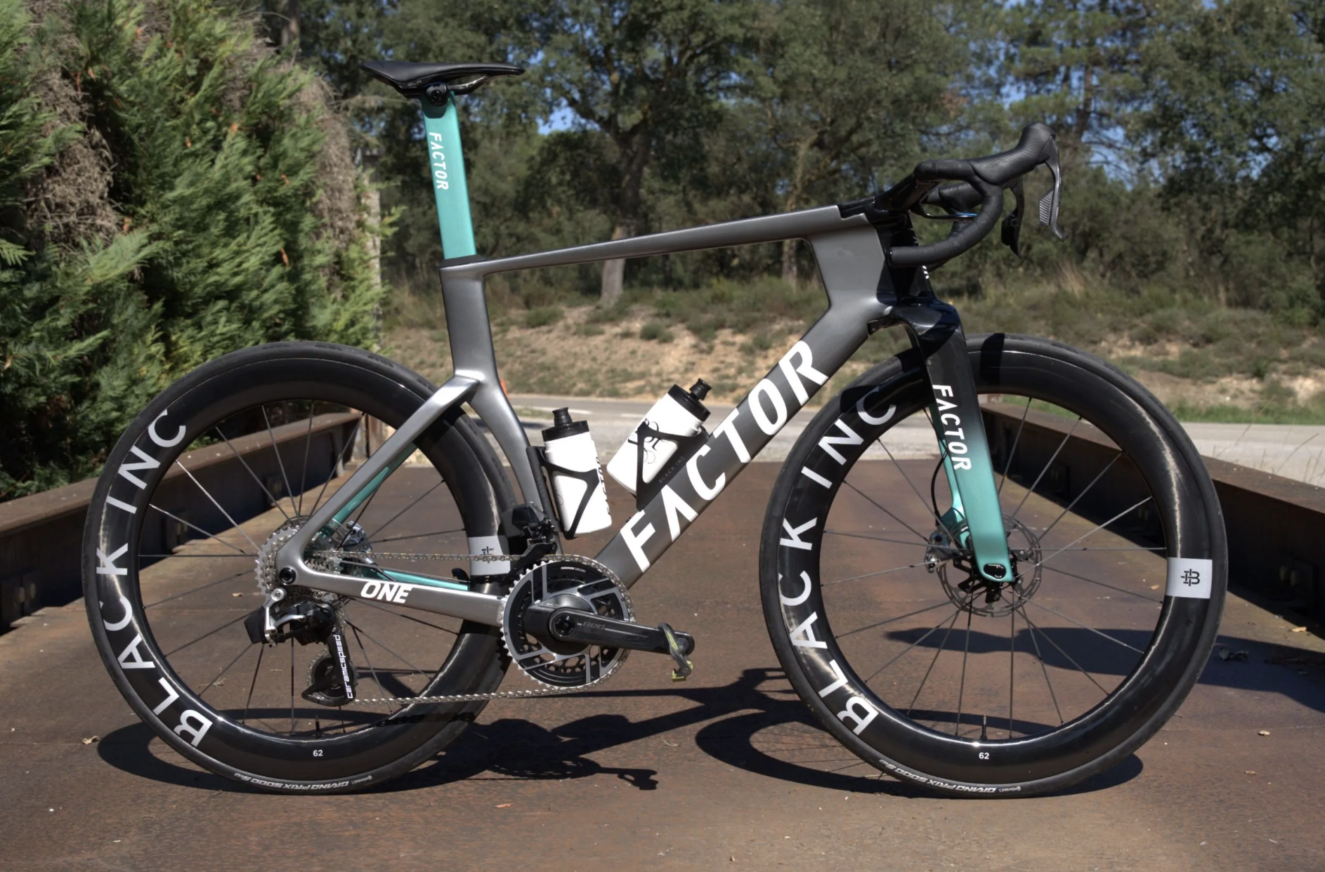 das Factor ONE in der Farbe Silverstone mit Black Inc Laufradsatz