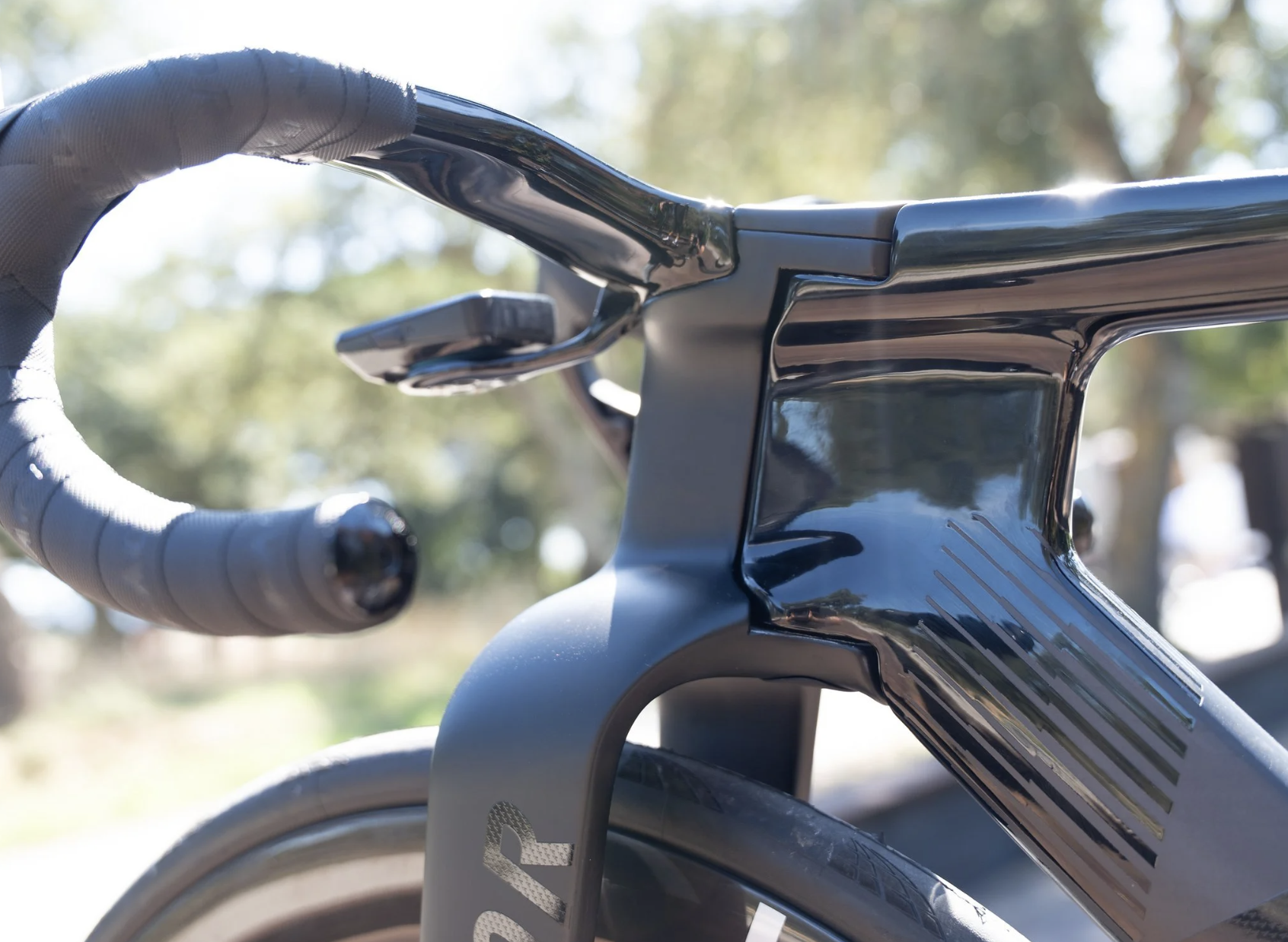 Nahaufnahme eines Fahrradlenkers und Rahmens aus Carbon, stehende Fahrradhardware im Freien bei sonnigem Wetter