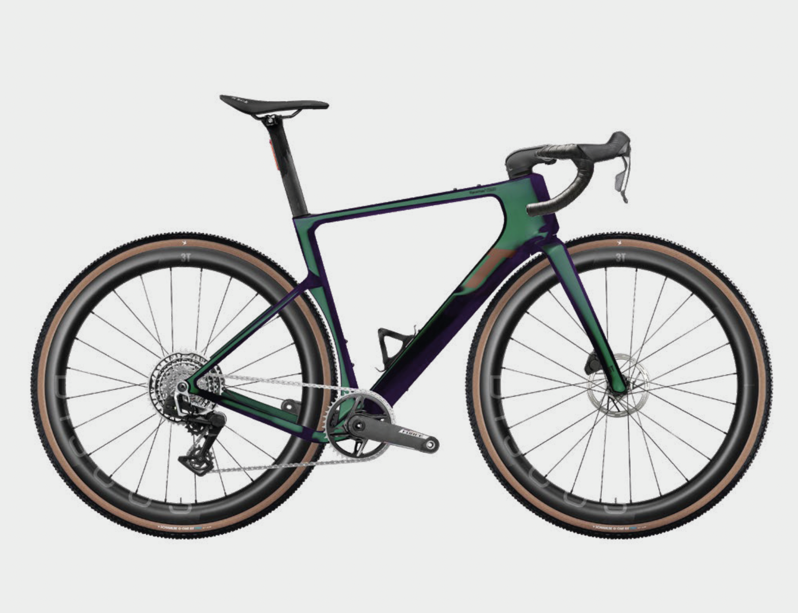Ein modernes Fahrrad mit grünem, violettem Rahmen, braunen Reifen und schwarzen Komponenten, das auf einem weißen Hintergrund steht.