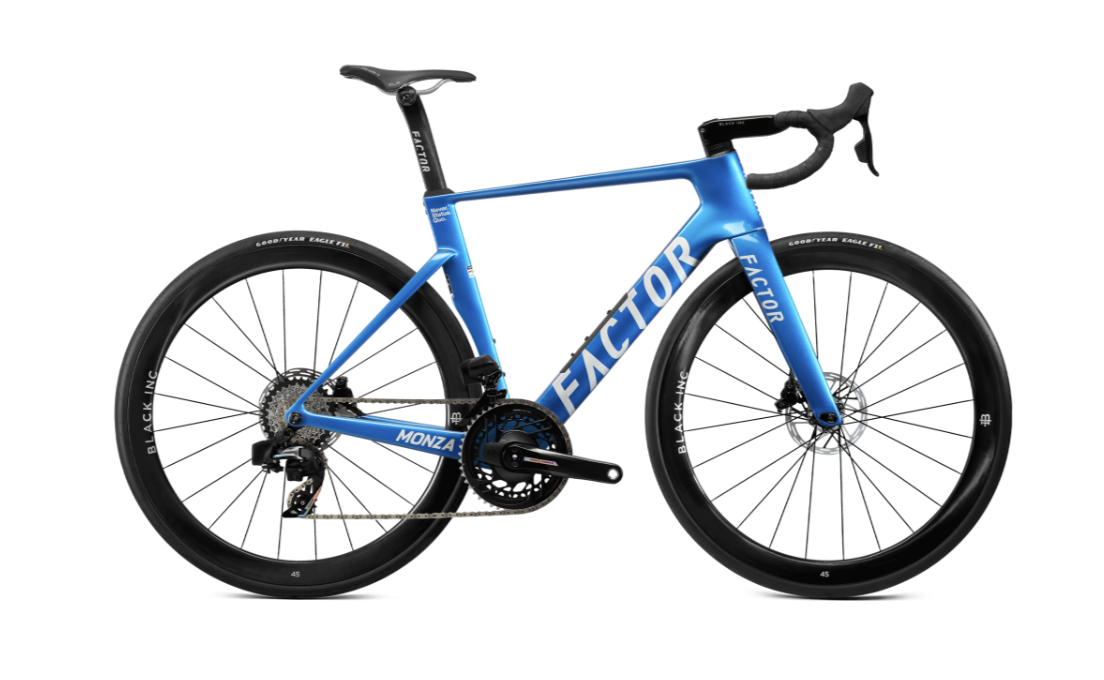 Ein blauer Rennrad mit schwarzen Reifen und einem schwarzen Lenker, das auf einem weißen Hintergrund steht.