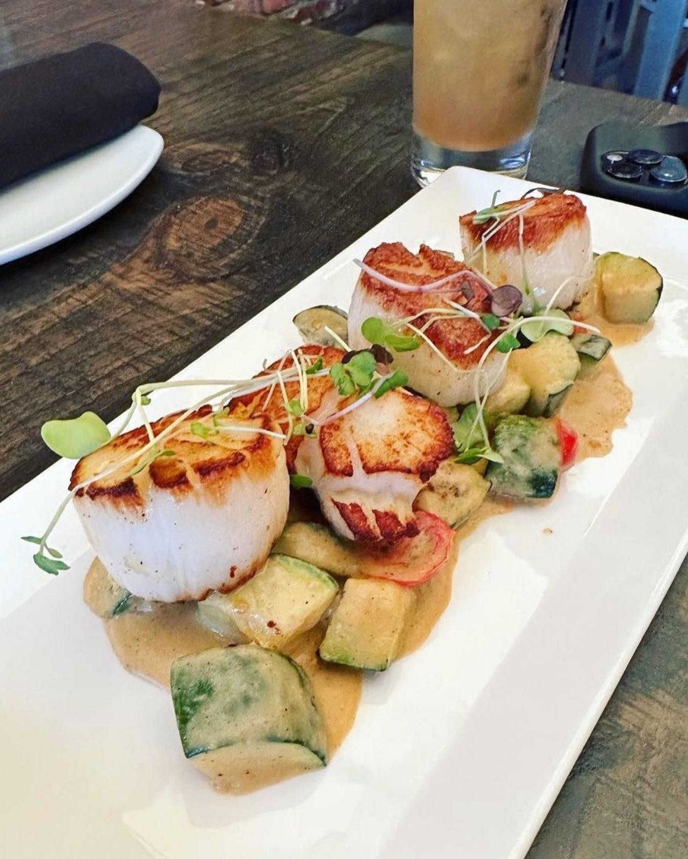 Our Scallop entree is the perfect dish to celebrate this season's freshness. 🤩 Delight your taste buds with our seared sea scallops served with pineapple-coconut curry and seasonal vegetables. ❤️

Join us for dinner this week! Link in bio for reserv