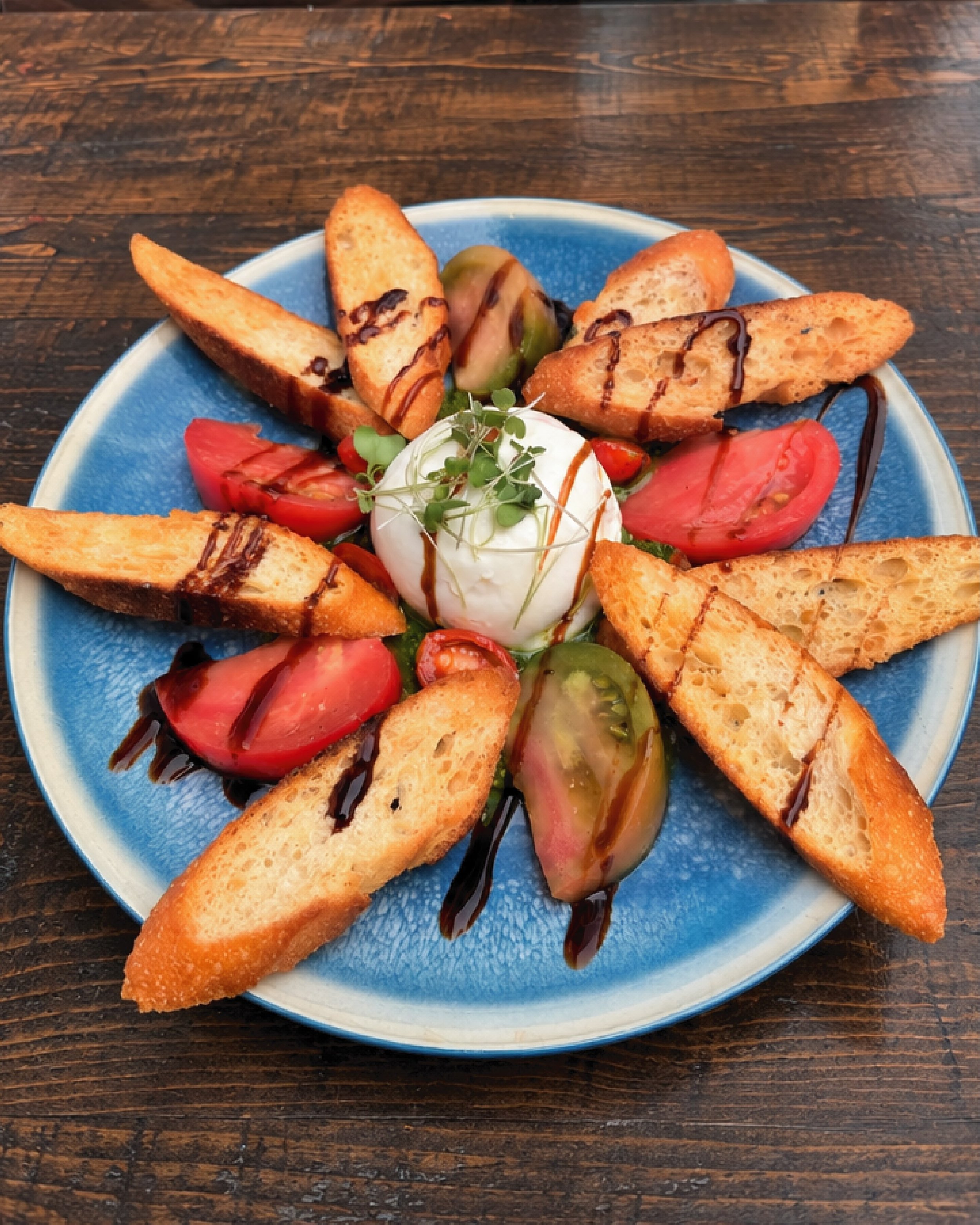 The perfect way to start. 
Our Heirloom Tomato &amp; Burrata comes with arugula pesto, toasted crostinis and a balsamic glaze. Order it for the table and enjoy the rooftop views. ☀️

#downtownwalnutcreek #rooftopwc #walnutcreek #rooftoprestaurant