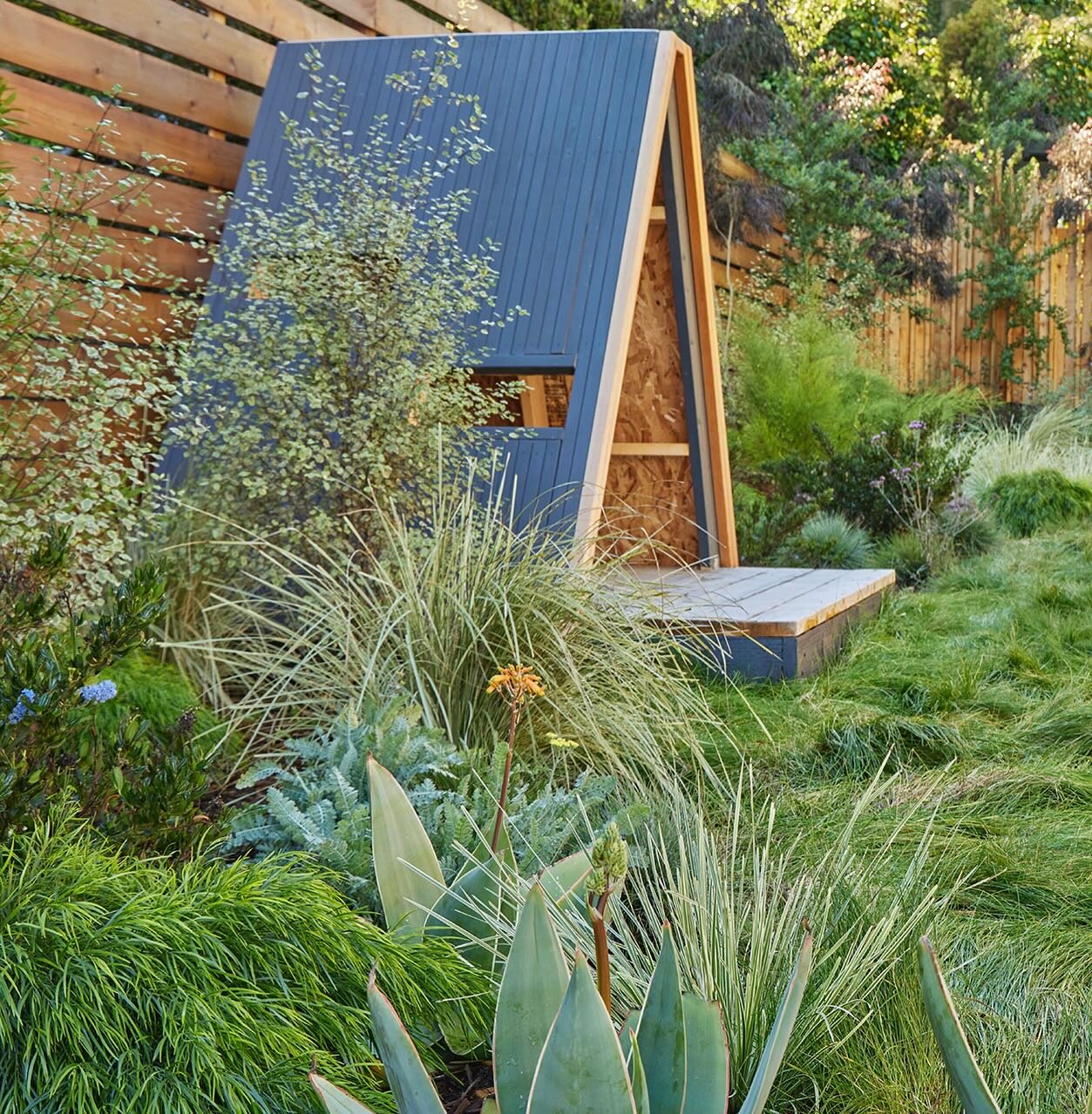 It&rsquo;s going to be a great warm weekend for gardening! Want some inspiration for your spring garden projects? Check out this beauty in SF, designed by Dani Coulter and Johnny Keegan of @collecting_flowers and photographed by @caitlinatkinson_phot
