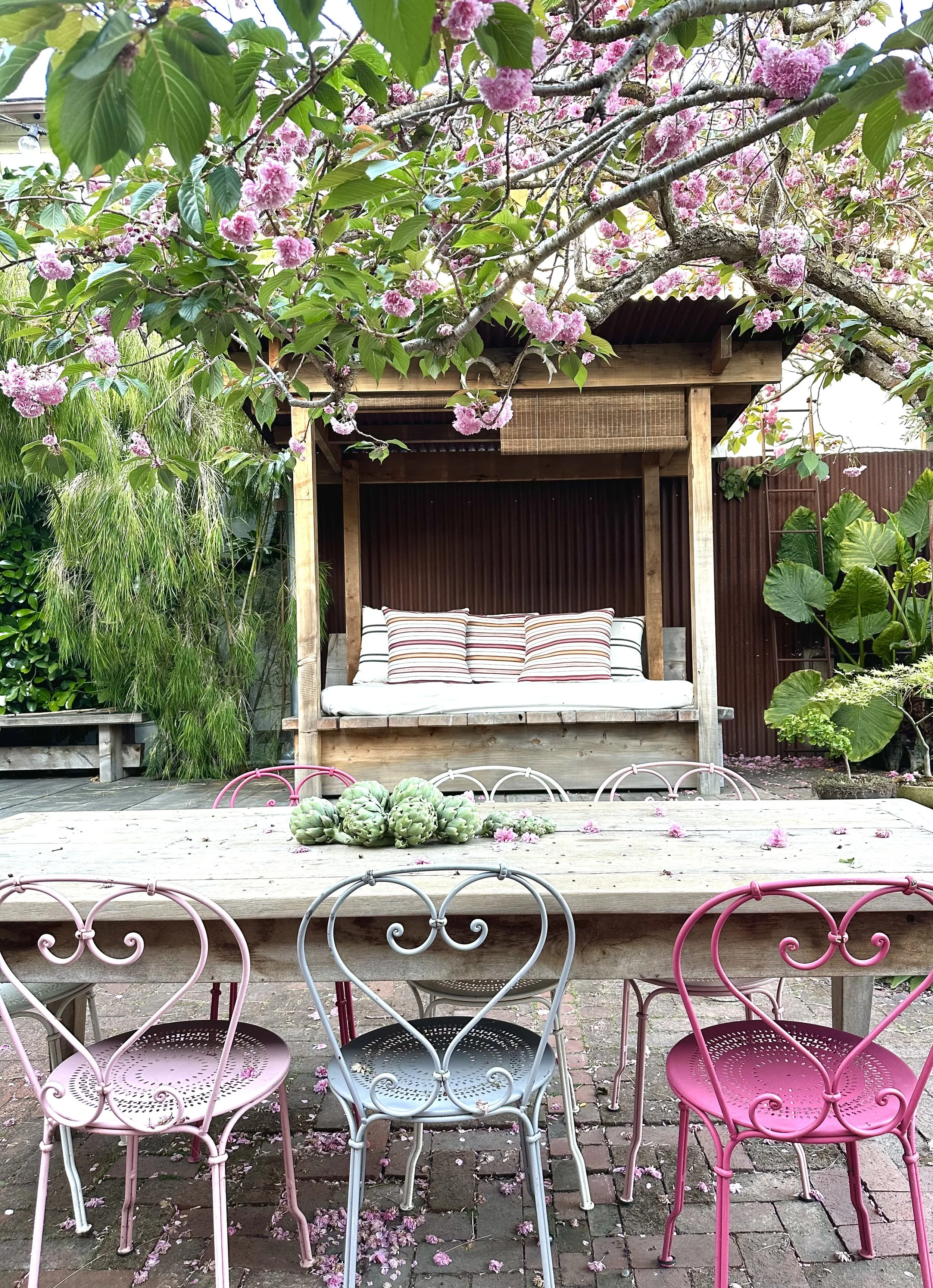 Garden inspiration outdoor dining area Fermob 1900 chairs