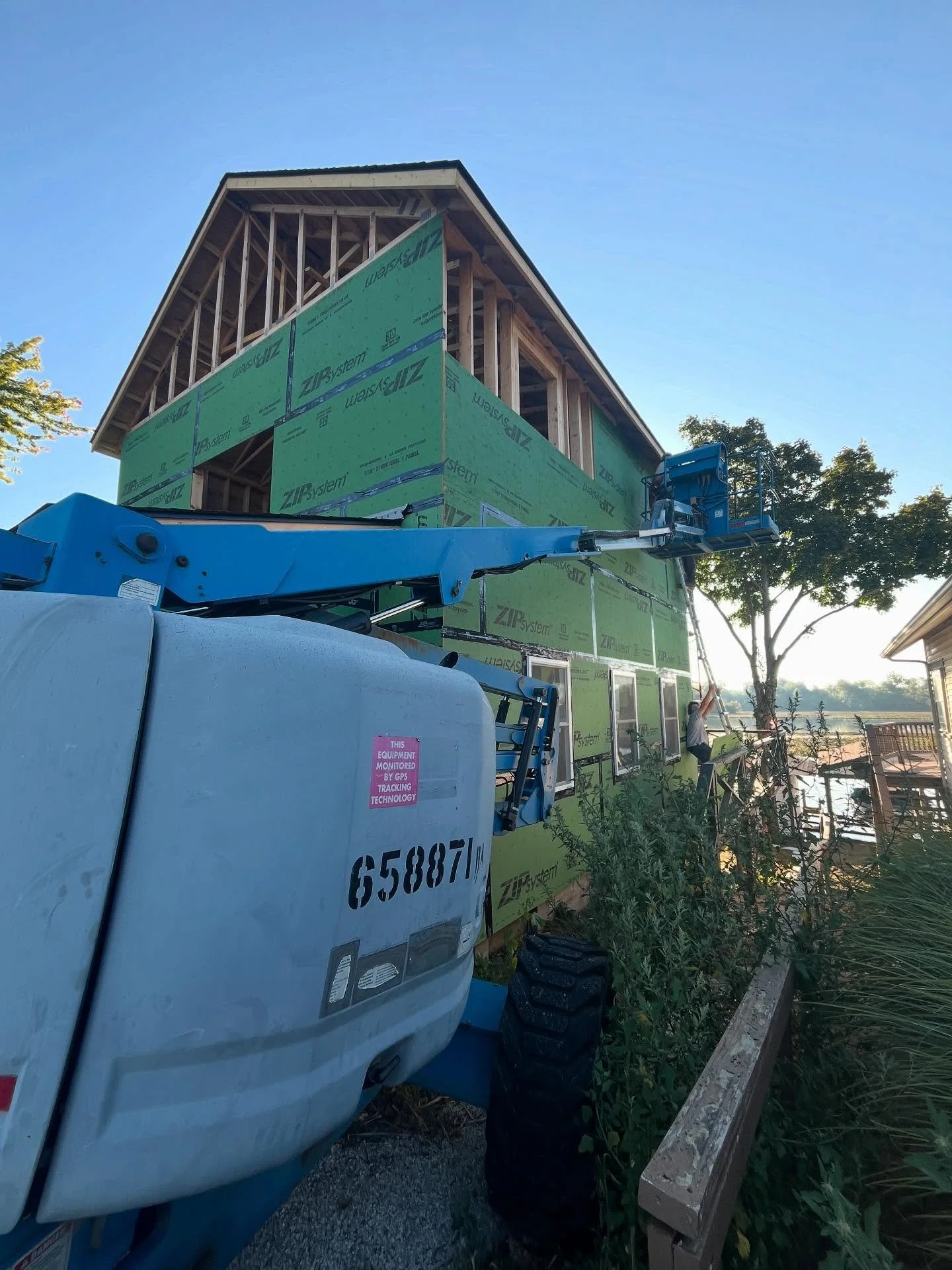 Wrapping up the sheathing for the weekend!

#buildcraft #sheathing #construction #lakehouse #indianlakeohio #lfg