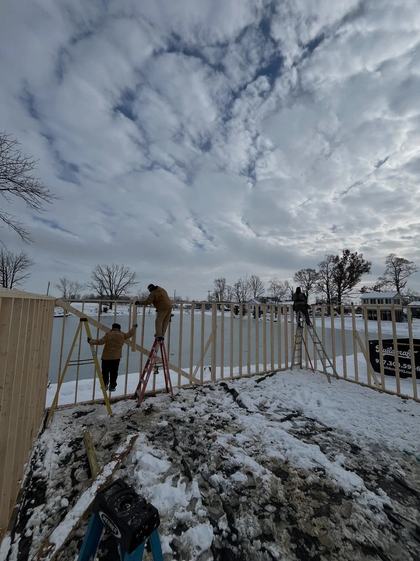 Framing in the snow!

#buildcraft #winter #construction #newbuild #homebuild #indianlakeohio #lfg