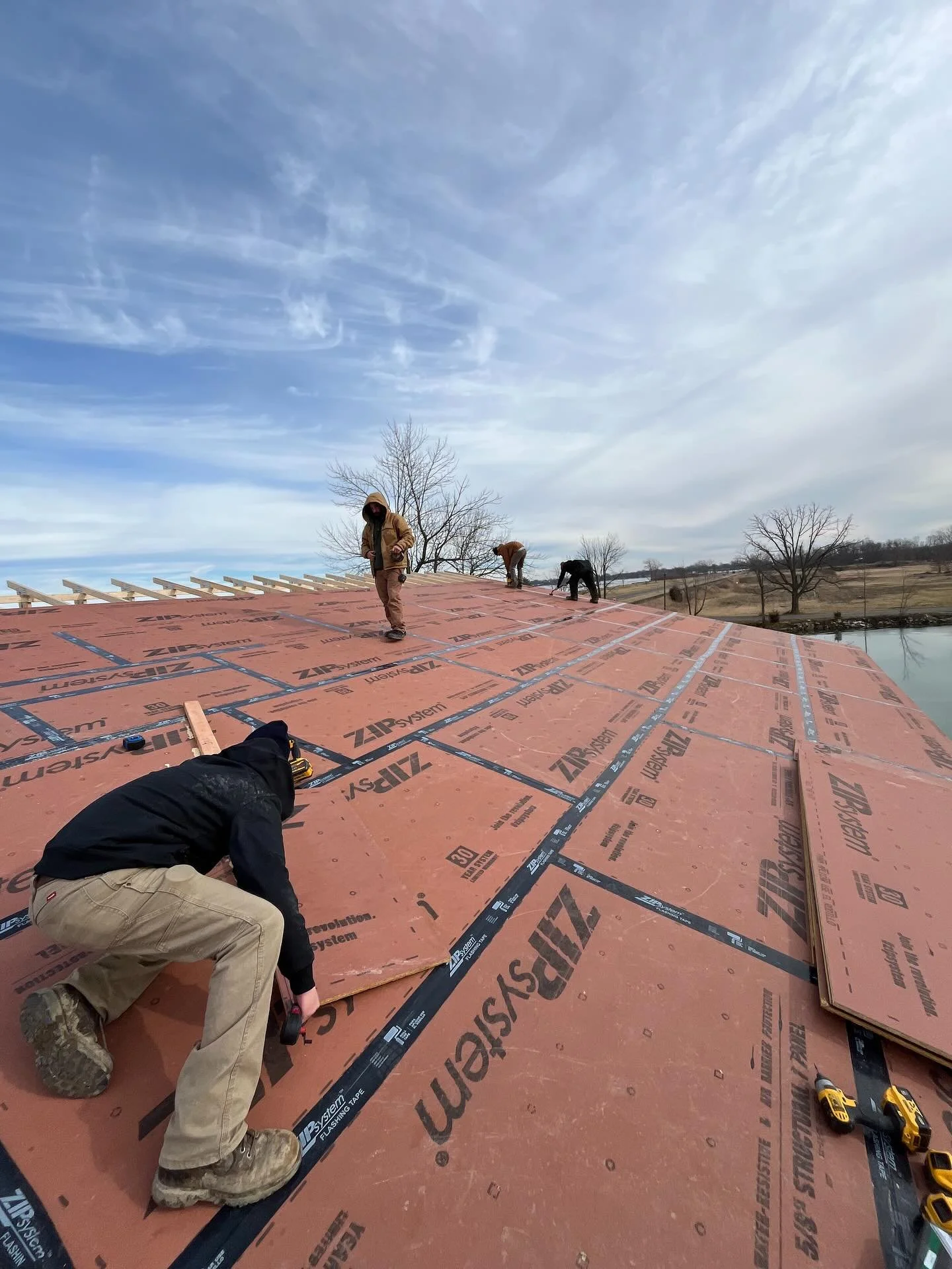 Roof sheathing going smooth and fast!

#buildcraft #indianlakeohio #construction #newbuild #roofing #framing #lakehouse #lfg
