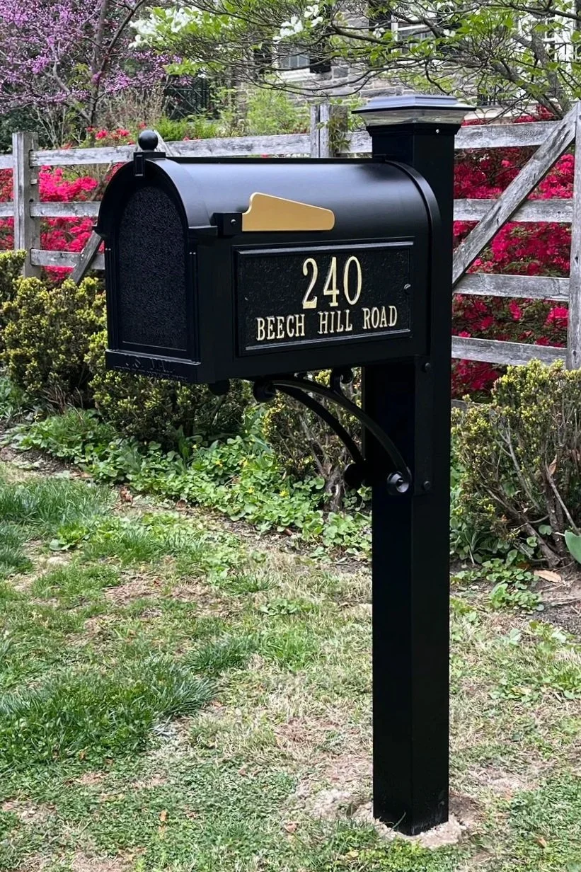 Capitol Mailbox with Solar Cap