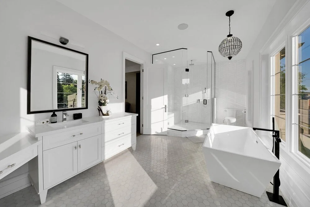 I think this primary ensuite deserves a moment 

#marble #marbleensuite #marblewashroom #phamconstruction #kingcity #monsterhouse #custombuild #interiordesign