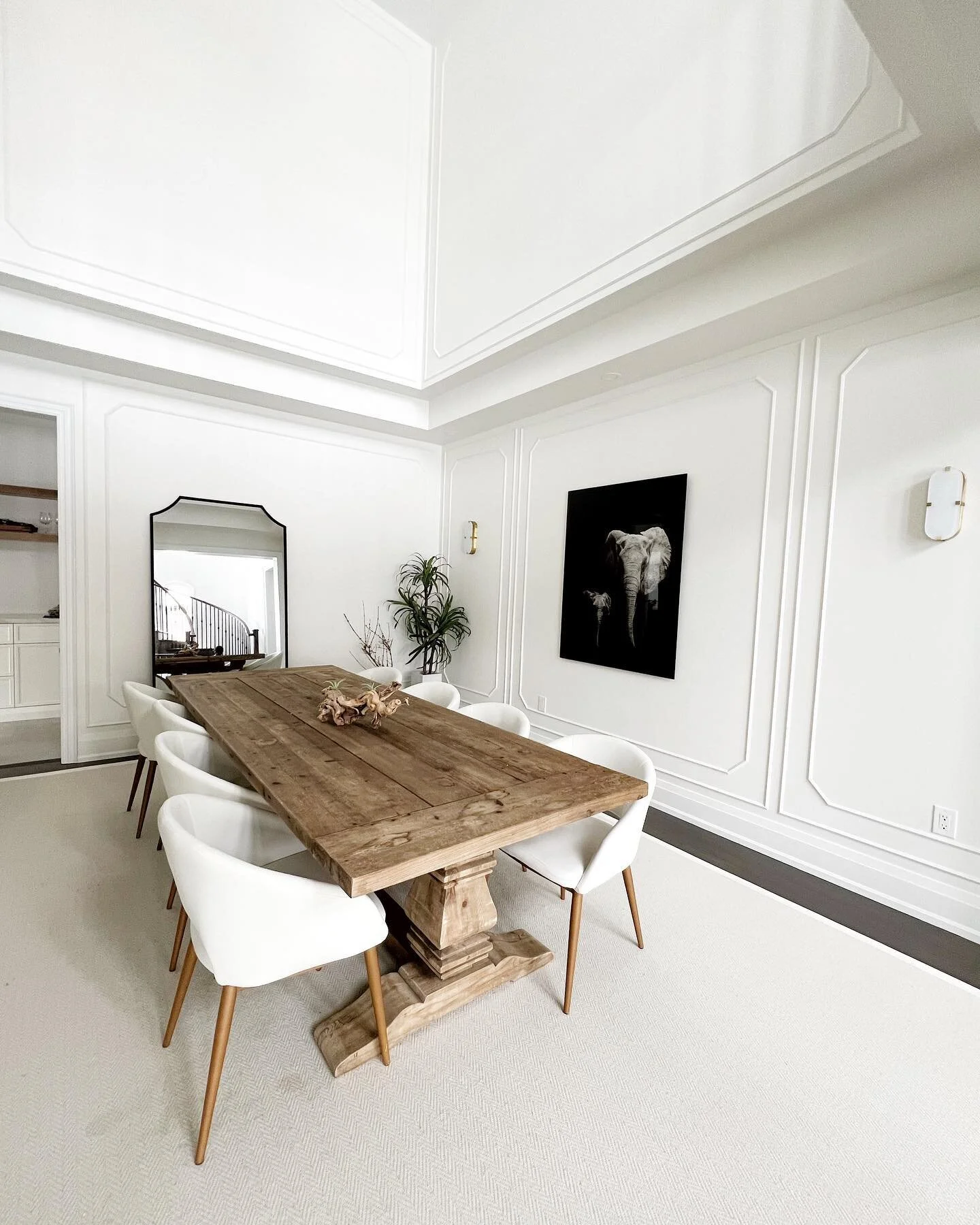 Wall details 

#beforeandafter #wainscoting #phamconstruction #renovation #diningroom #restorationhardware #cb2 #elte #diningroomdesign
