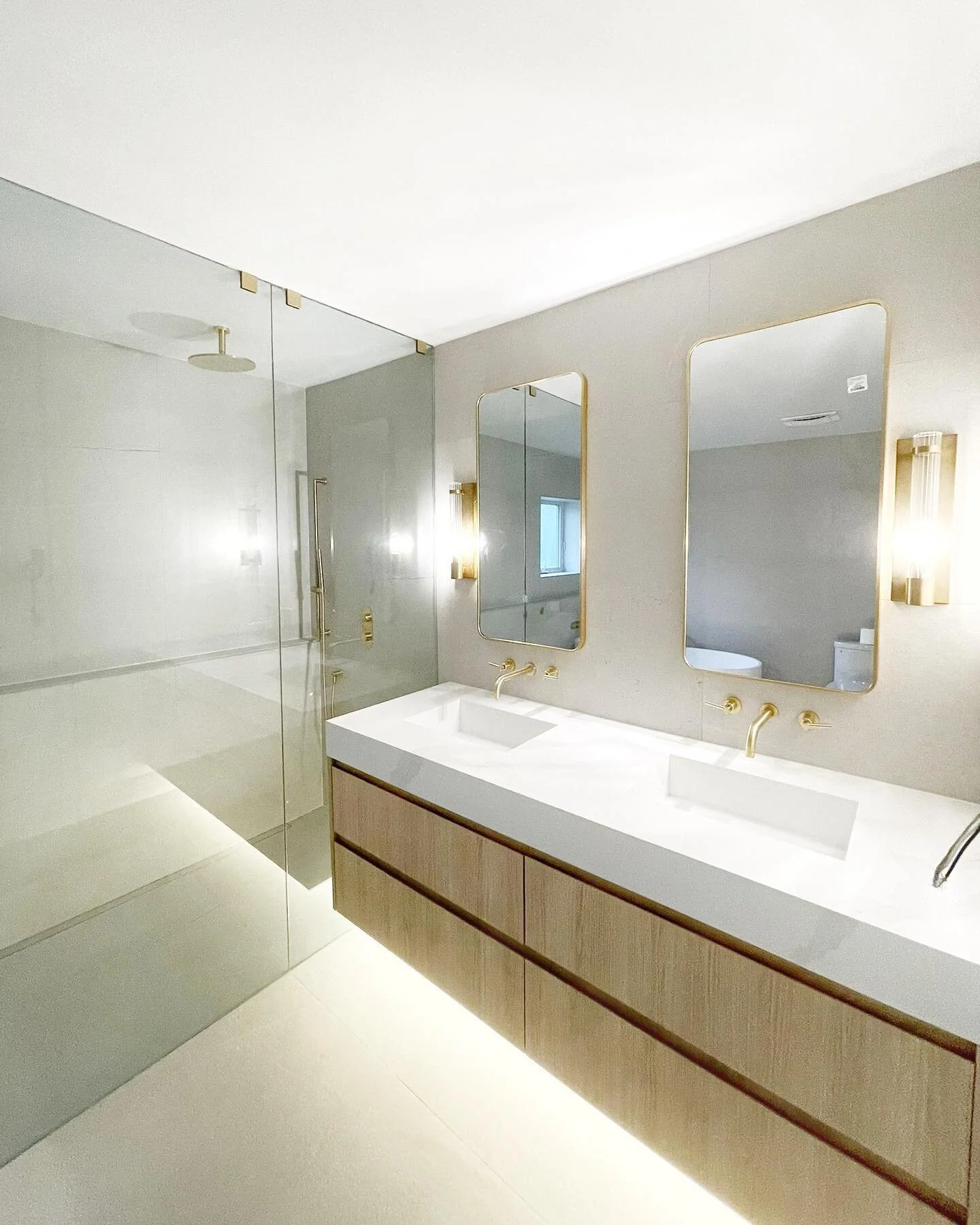 Not your average bathroom reno @heir_glass 

#spabath #luxurybathroom #markhamrenovations #masterensuite #infloorheating #luxurytiles #brassfaucet #interiordesign #ciot