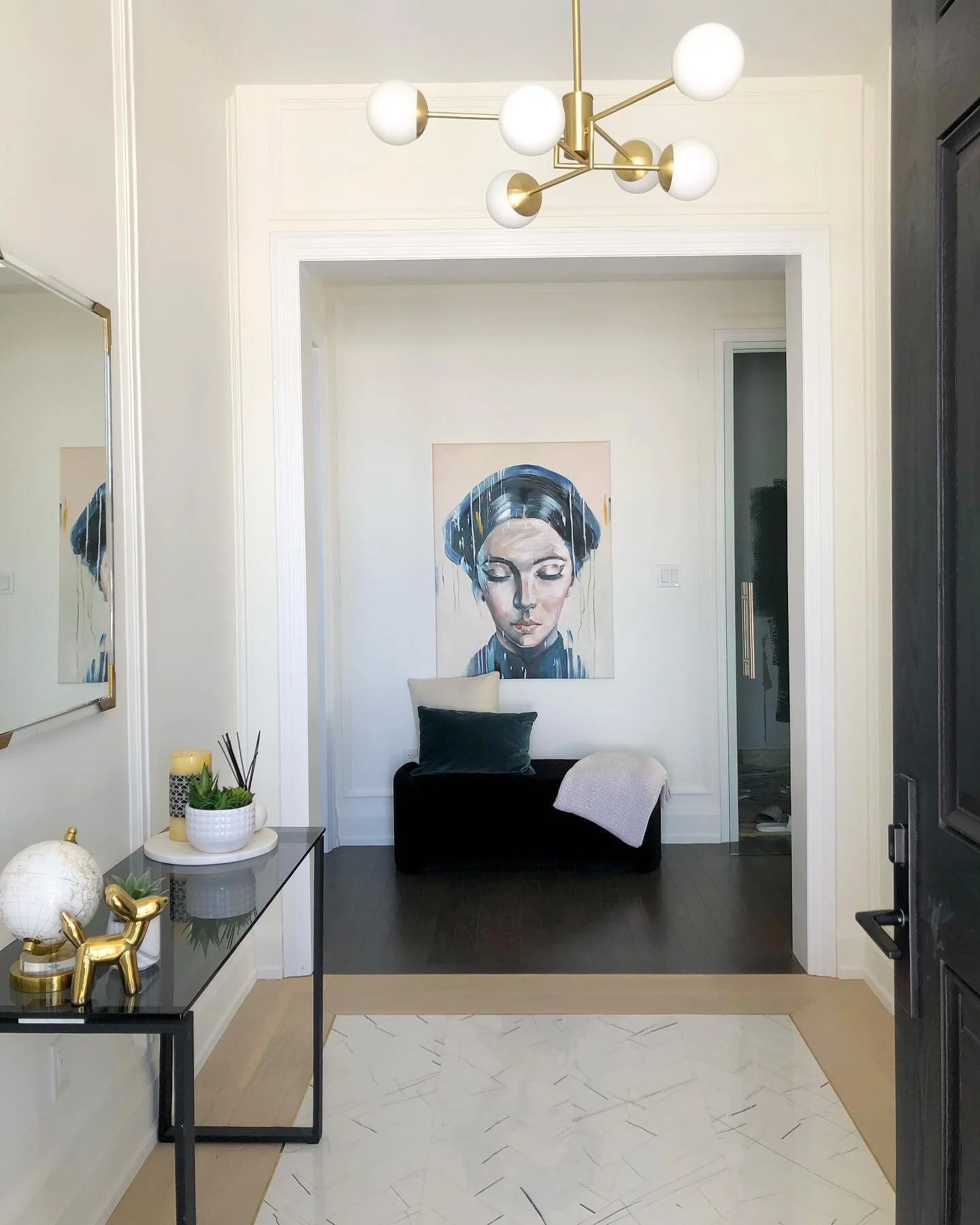 Make a statement with the entrance 🚪 

#foyerdesign #chevronfloor #entranceenvy #foyer #design