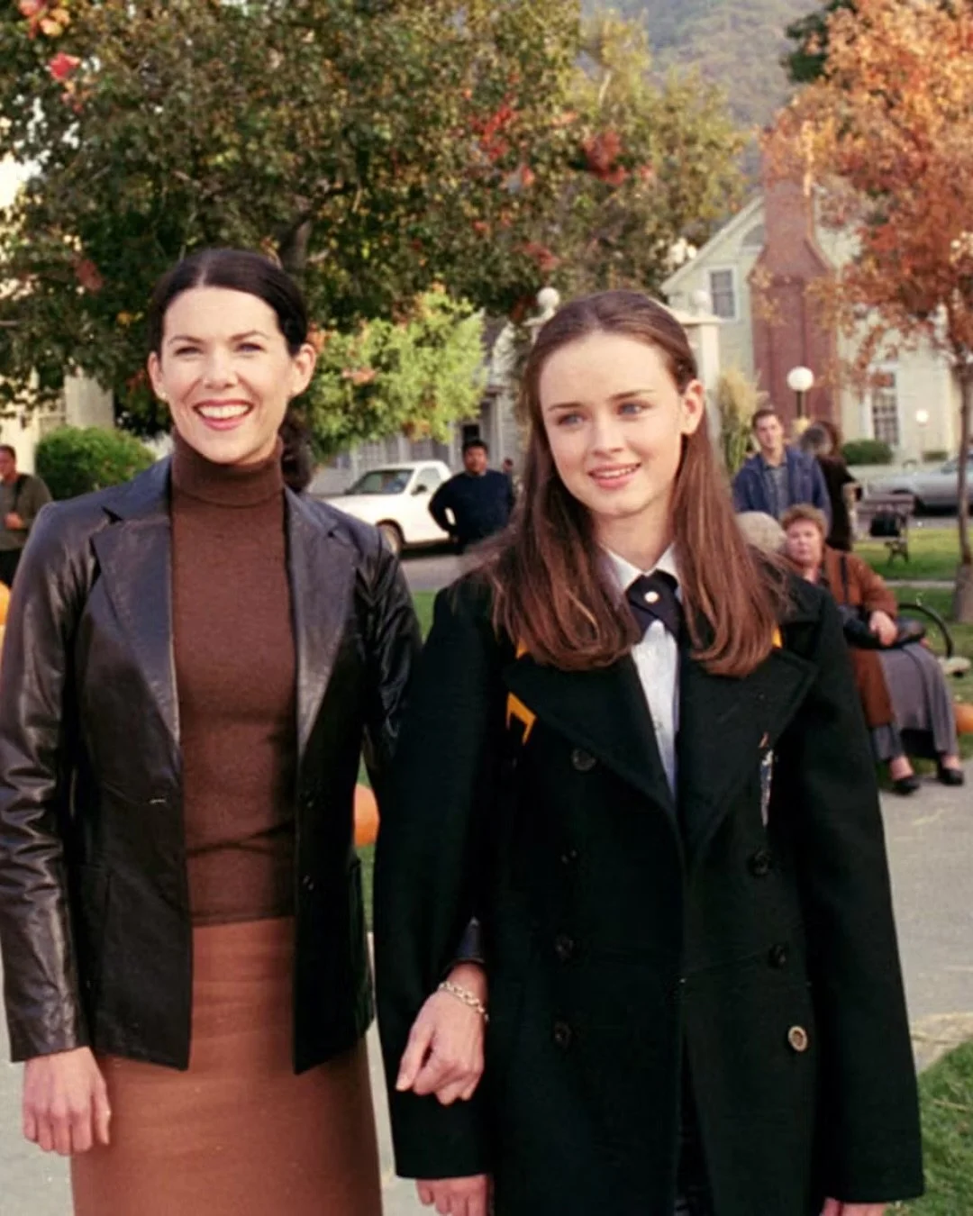 Caffeine, books, and a perfect coat. Gilmore Girls fall is a lifestyle. Consider this your Stars Hollow mood board 🍂

📸 credits: The CW; Warner Bros. Television; Getty Images 

#gilmoregirls #gilmoregirlsaesthetic #fallfashion #fallfashioninspo #st