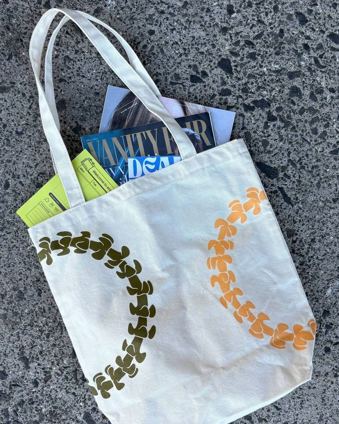 Edge-to-edge printing that makes an impact 🌼​​​​​​​​
We partnered with @discoveryourkuleana to bring their mission to life through custom totes featuring a puakenikeni lei, a symbol of connection and community.​​​​​​​​
When your merch visually repre