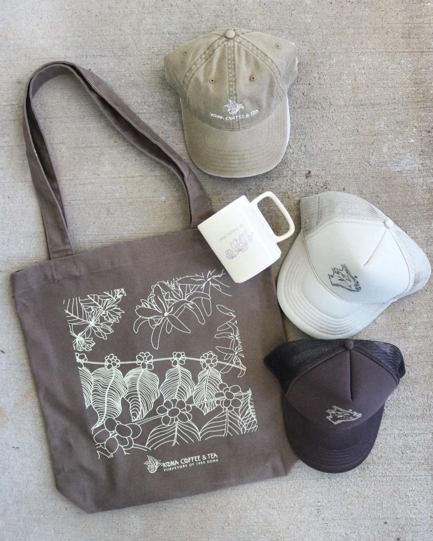Freshly stocked merch for @konacoffeeandtea ☕️ Because there&rsquo;s nothing like repping your favorite coffee shop.
⠀⠀⠀⠀⠀⠀⠀⠀⠀
〰️ Carrie tote - heavy weight, 9.4 oz, 100% cotton canvas
〰️ 13oz Nest mug
〰️ Trucker hat
〰️ Dad cap