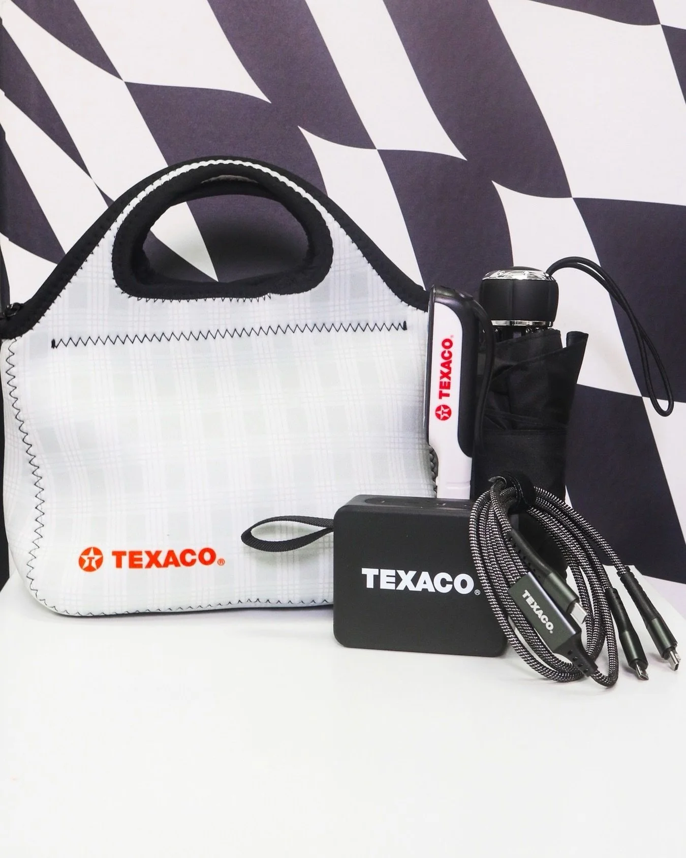 The perfect car essentials for Texaco ❤️
⠀⠀⠀⠀⠀⠀⠀⠀⠀
〰️ Neoprene lunch bag
〰️ Pen work light
〰️ Compact umbrella
〰️ Bluetooth speaker
〰️ 3 in 1 charging cable