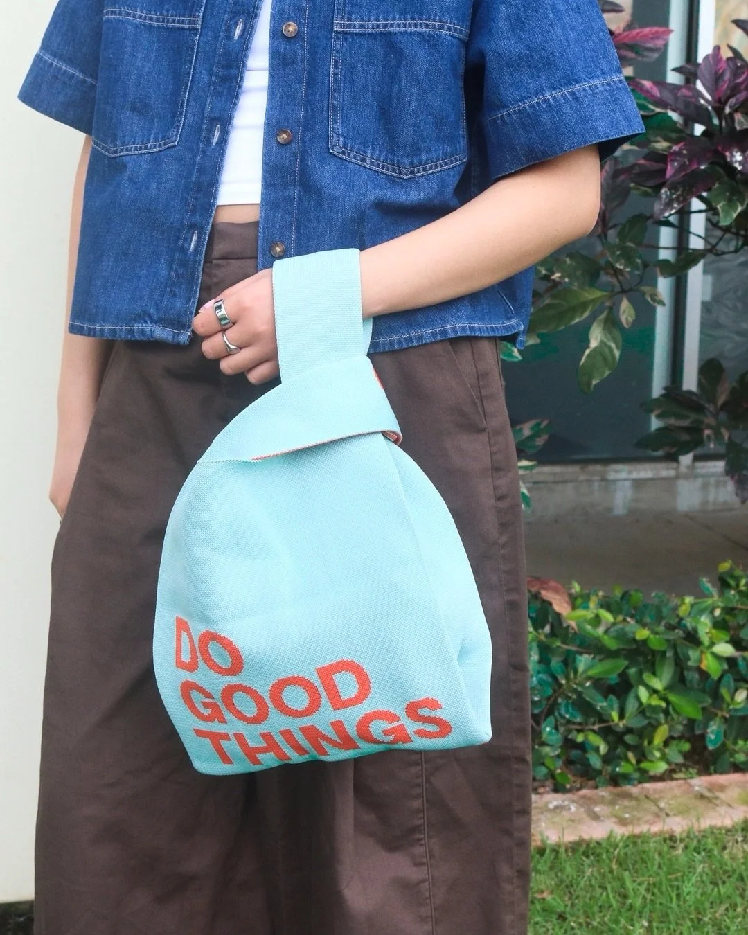 The mini knit tote now comes in the full size version! Perfect for retail, employee gifting, or whatever you can dream 💭 

〰️ MOQ: 100
〰️ Available in full color
〰️ Edge to edge printing