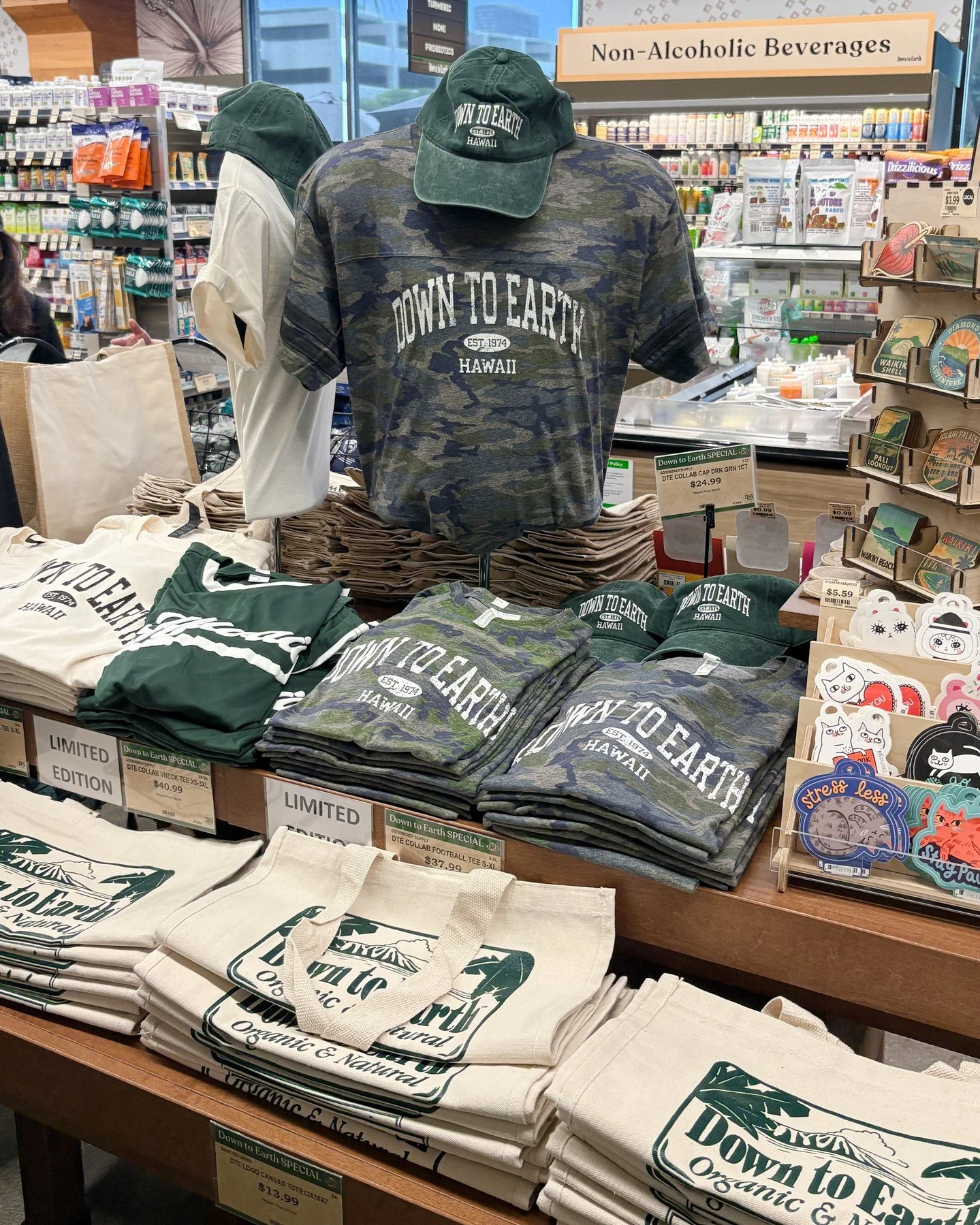 What better way to kick off @downtoearth 's newest smoothie collab with UH Athletics than with a matching merch collection 💚🌰🏈

A portion of proceeds from the sales of this smoothie will benefit University of Hawaii Athletics.