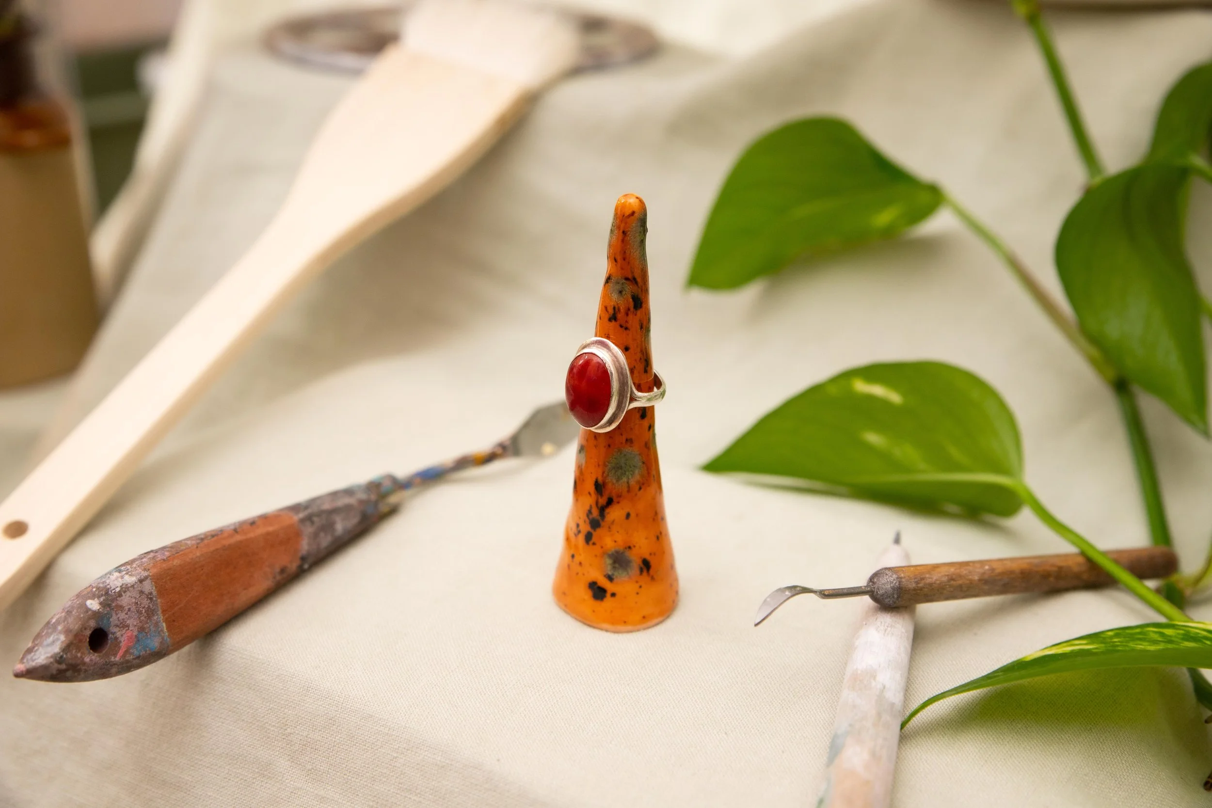 Caramel Speckled Ring Throne