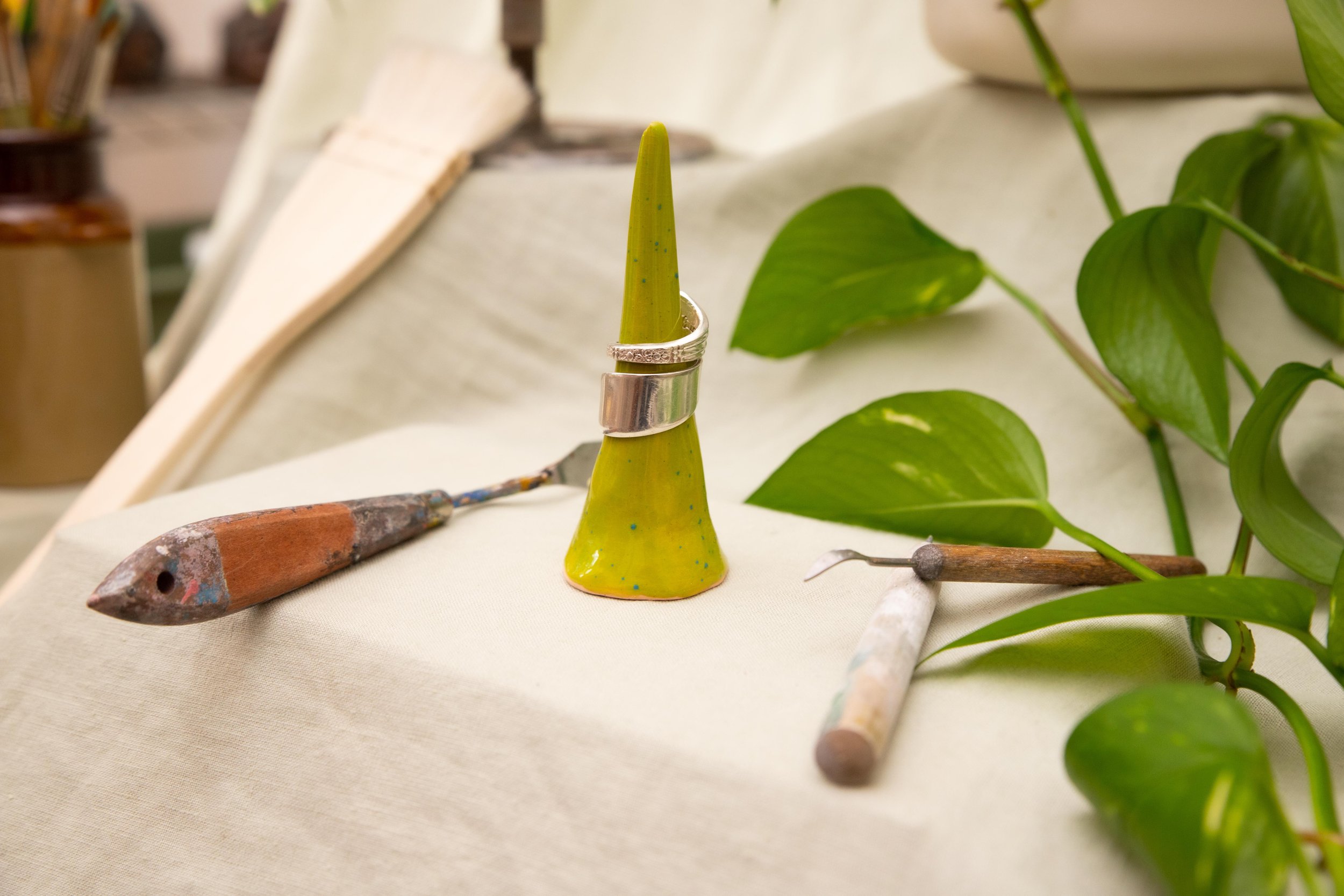 Green Speckled Ring Throne