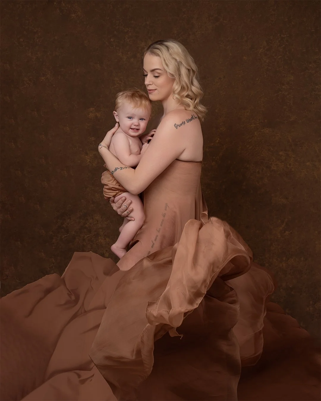 The art of motherhood, captured softly through my lens in my Bentonville portrait studio.
If you&rsquo;ve been waiting for the right time to book your motherhood session&hellip; this is your sign. Because these little arms won&rsquo;t stay this littl