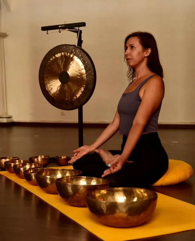 photo de Svetlana devant des bols tibétains