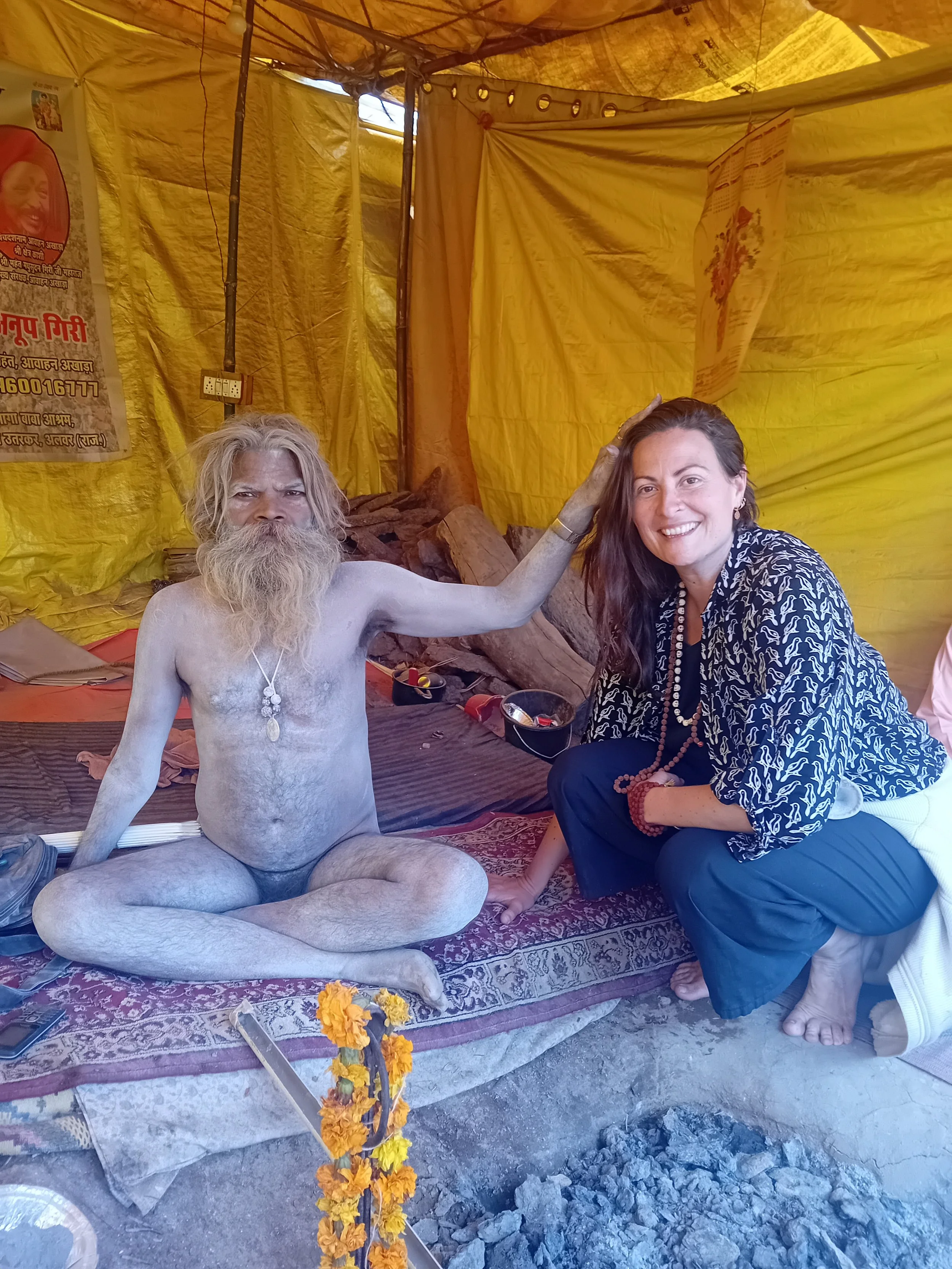 Laure avec un naga sadhu à la maha kumbh mela 2025 à Prayagraj