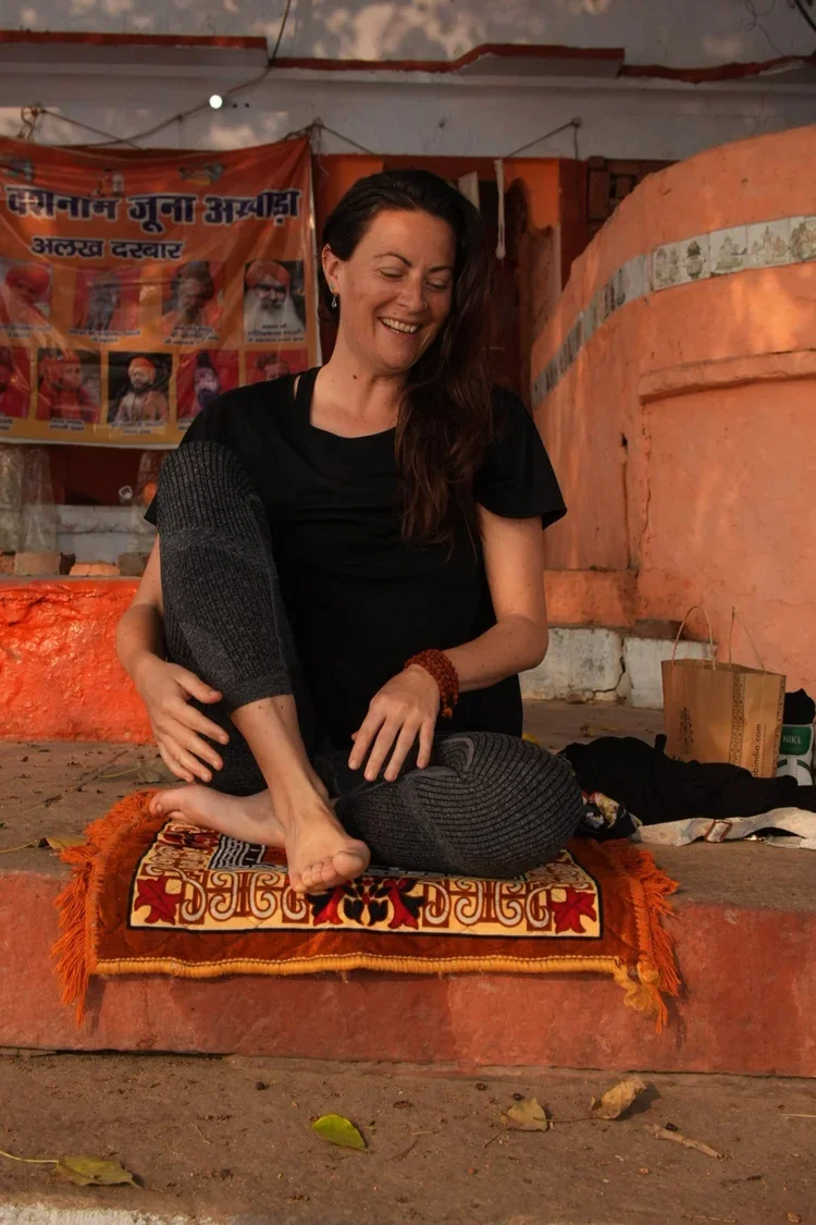 laure assise à kashi sur les ghats au bord du gange