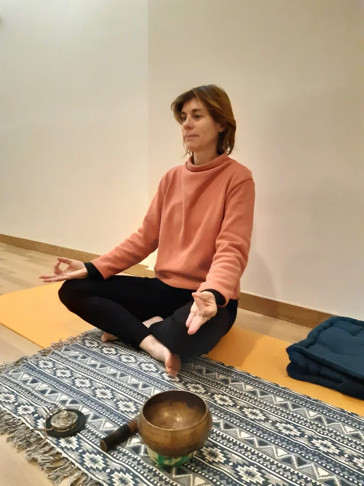 Emmannuelle en posture yogique et les doigts en chin mudra