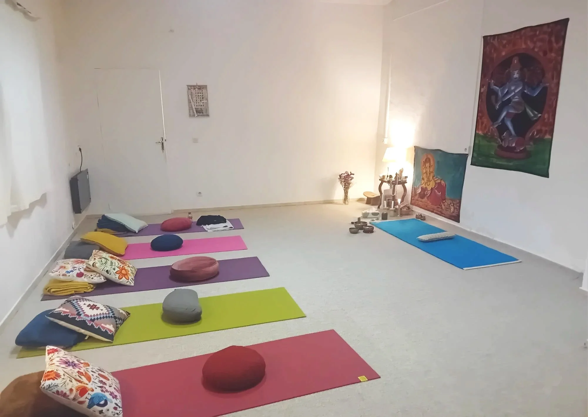 salle de yoga avec tapis de yoga à marseille