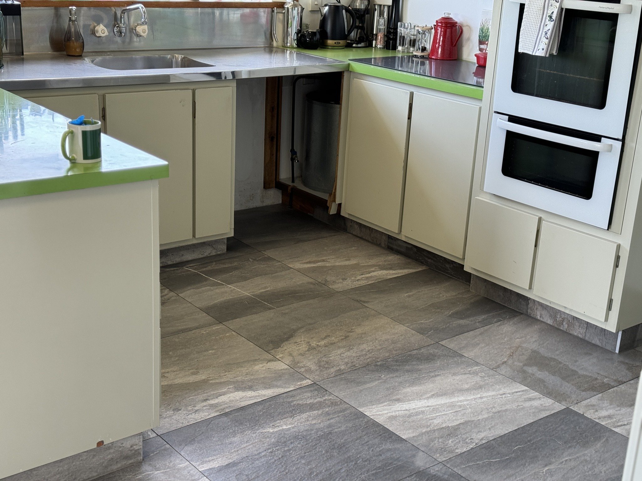 🏡✨ Transforming Spaces with Cozy Flooring! ✨🏡

🌟 Before &amp; After Magic! 🌟

We're absolutely thrilled to share the stunning transformation of our latest project! Our team at Cozy Flooring has been hard at work bringing this space to life, and t