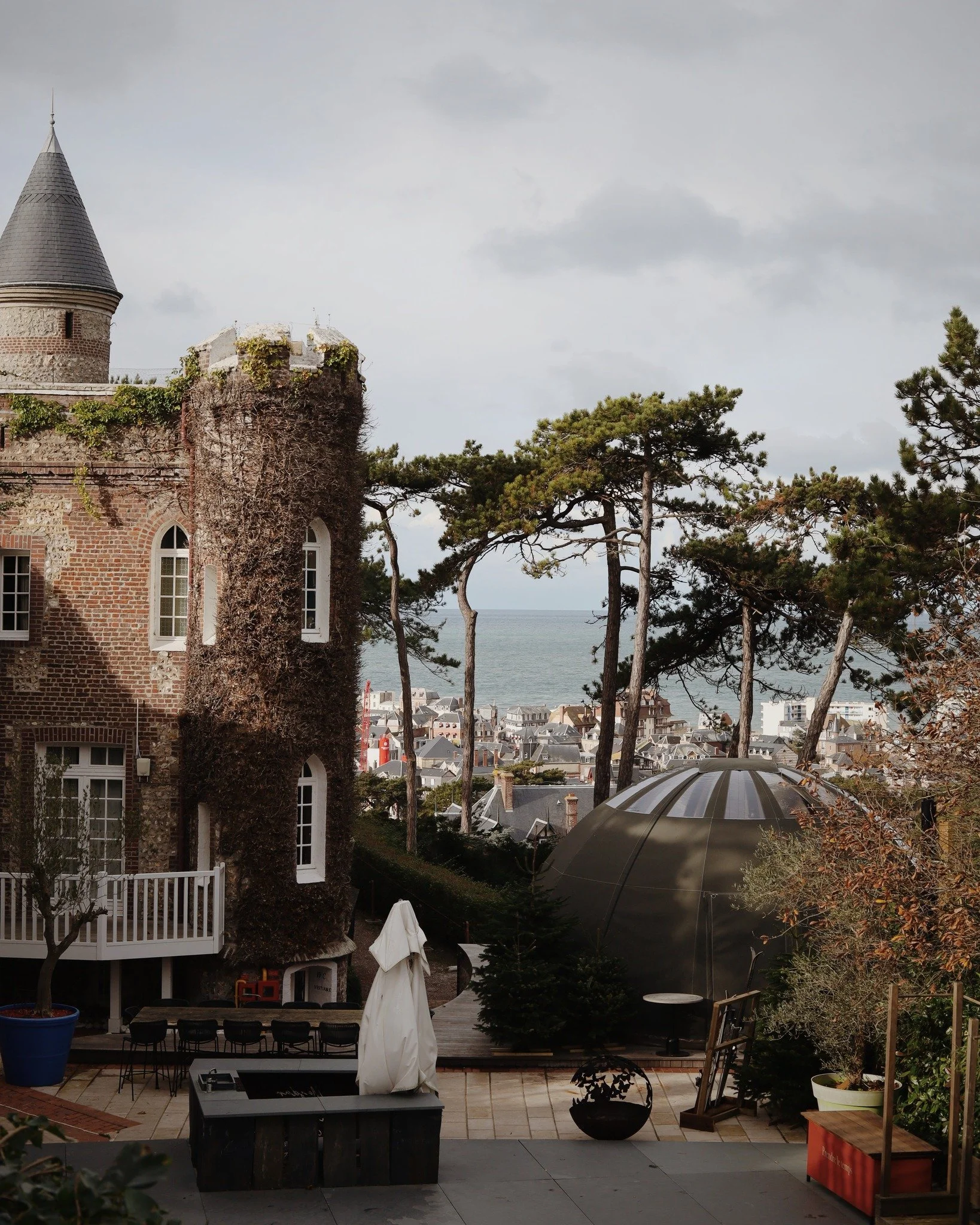 Vous l&rsquo;aviez ador&eacute; l&rsquo;hiver dernier&hellip; 🫕
Le restaurant &eacute;ph&eacute;m&egrave;re 1635 signe son grand retour dans un mois, &agrave; partir du 6 novembre ᥫ᭡

Face aux falaises d&rsquo;&Eacute;tretat, venez d&eacute;couvrir 