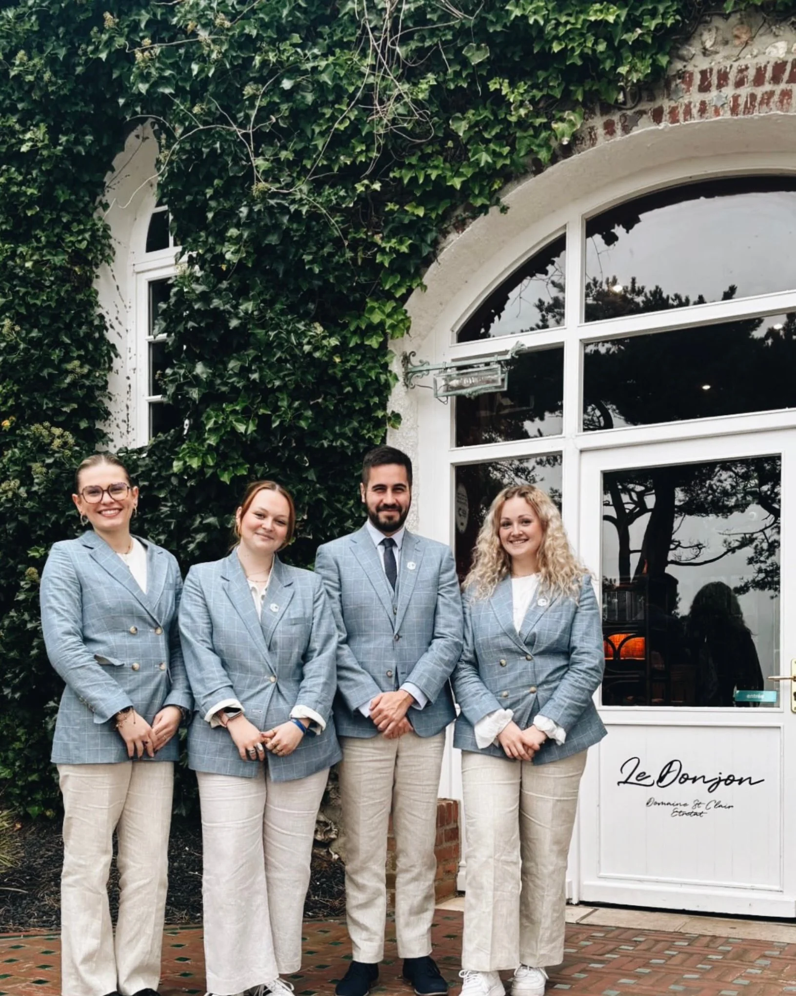 &Agrave; votre arriv&eacute;e au Donjon, ce sont les sourires d&rsquo;&Eacute;milie, Lilo, Maxime et Romane qui vous accueillent dans notre maison ⭑⭑⭑⭑

Leurs nouveaux costumes incarnent parfaitement l&rsquo;esprit de notre maison : un bleu clair com