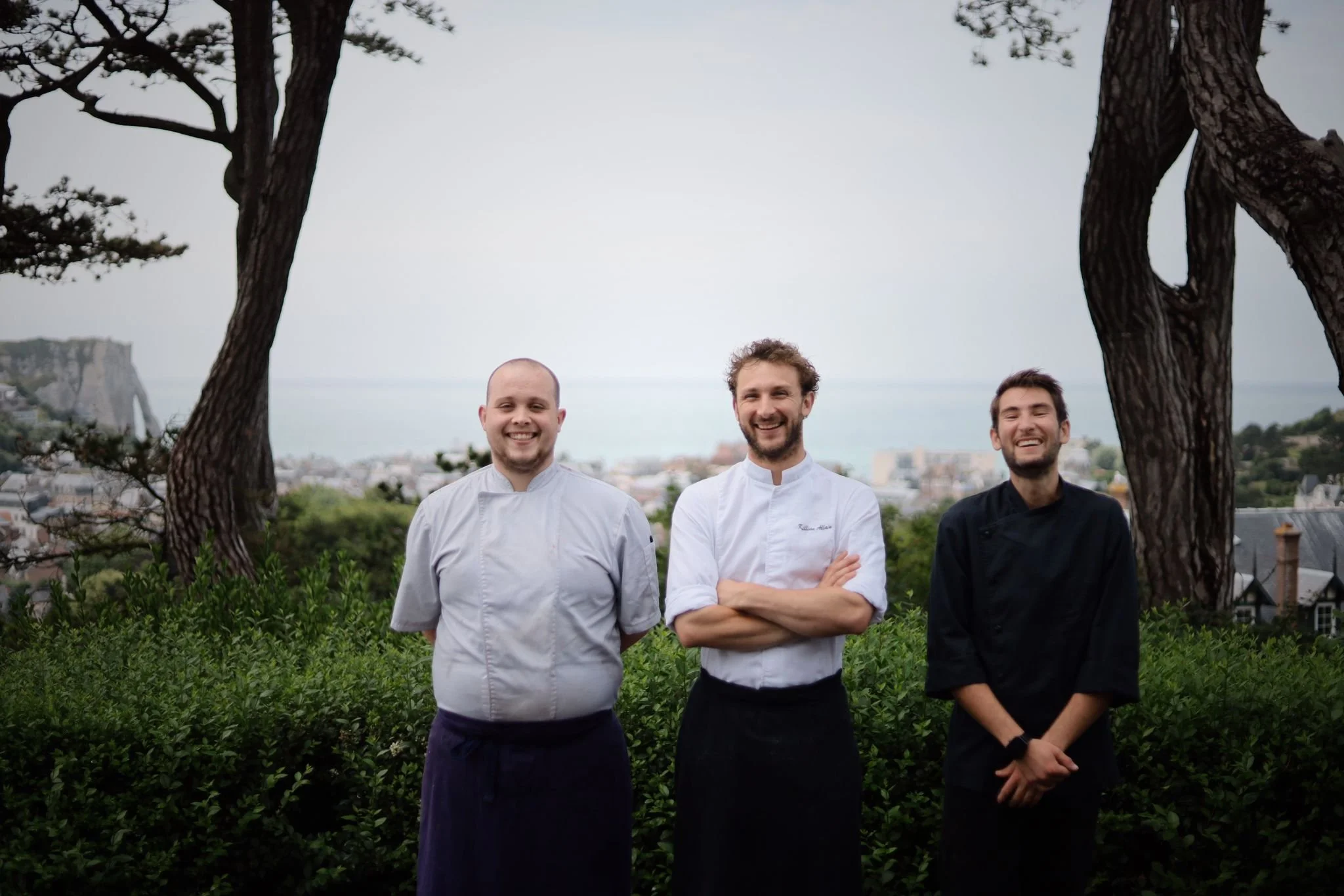Journ&eacute;e mondiale des cuisiniers 𓌉◯𓇋&hearts;︎
Des passionn&eacute;s, avec un brin de folie, pour sublimer chaque assiette&hellip;👨🏻&zwj;🍳

 Killian Allain, notre chef, et son &eacute;quipe, Erwan et Bastien, r&eacute;inventent chaque jour 