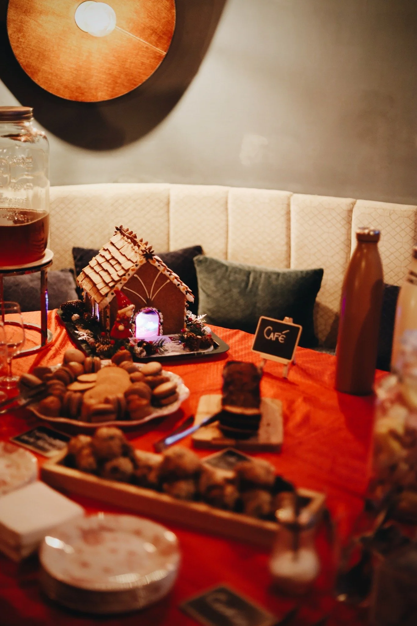 Le go&ucirc;ter de No&euml;l vous attend chaque jour dans notre salon priv&eacute; ✨🎄

Un moment chaleureux et gourmand &agrave; partager en cette p&eacute;riode de f&ecirc;tes 🤍🍰☕️

.

#hotelno&euml;l #hotellerie #gouterhotel #normandyhotel #etre