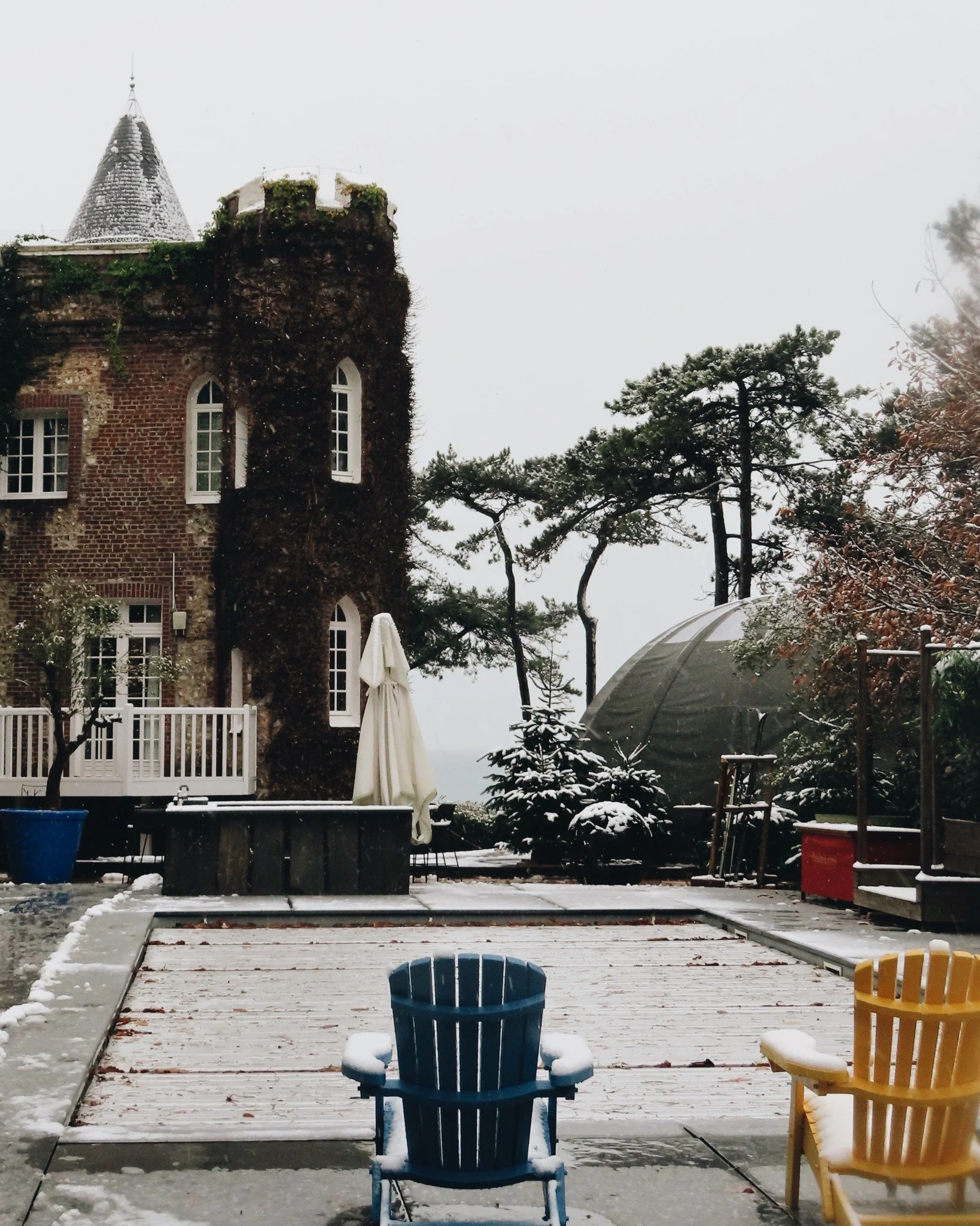 Il y a toujours une fascination lorsque la neige recouvre &Eacute;tretat 🎄❄️
Notre village de p&ecirc;cheurs se pare alors d&rsquo;un manteau blanc, et le temps semble suspendu&hellip; Un instant rare, presque irr&eacute;el, et surtout magique ⭐

Qu