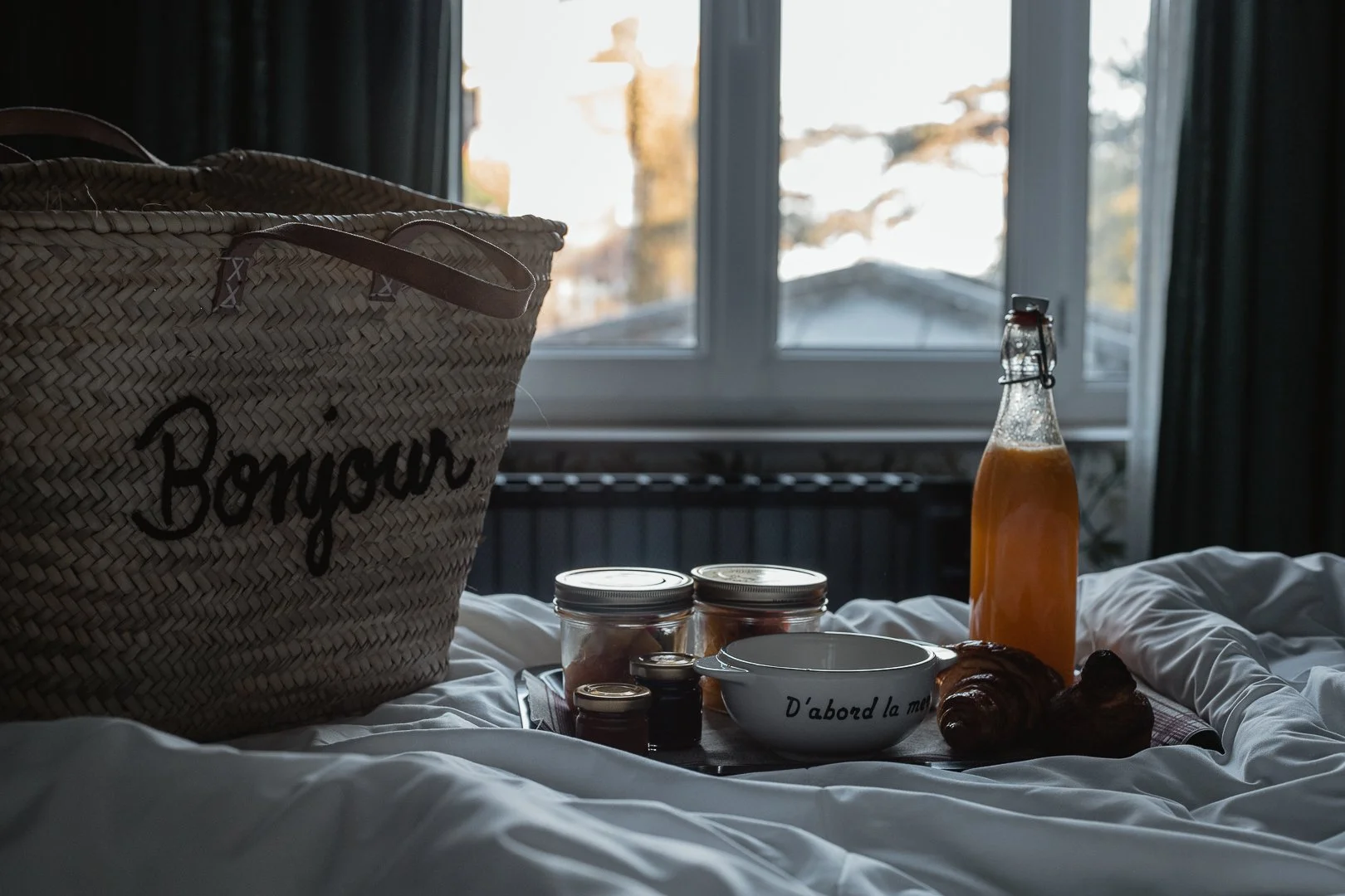 Entre deux f&ecirc;tes, le 26 d&eacute;cembre s&rsquo;&eacute;tire doucement&hellip; 

On reste bien au chaud, on prend le temps ☕🛌
Un petit-d&eacute;jeuner servi au lit, des douceurs encore ti&egrave;des, le parfum du caf&eacute;, la lumi&egrave;re
