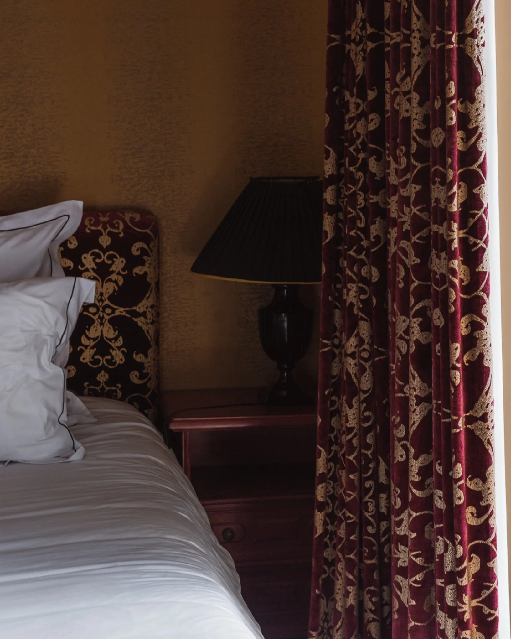 Chambre Pierre Loti, notre Junior Suite &agrave; l'ambiance orientale 🗝️

En rez-de-chauss&eacute;e du Petit Donjon, cette suite offre une vue sur la mer et la falaise d&rsquo;Amont 🌊˖&deg;⋆🐚

Couleurs dor&eacute;es, baignoire Jacuzzi ronde nich&e