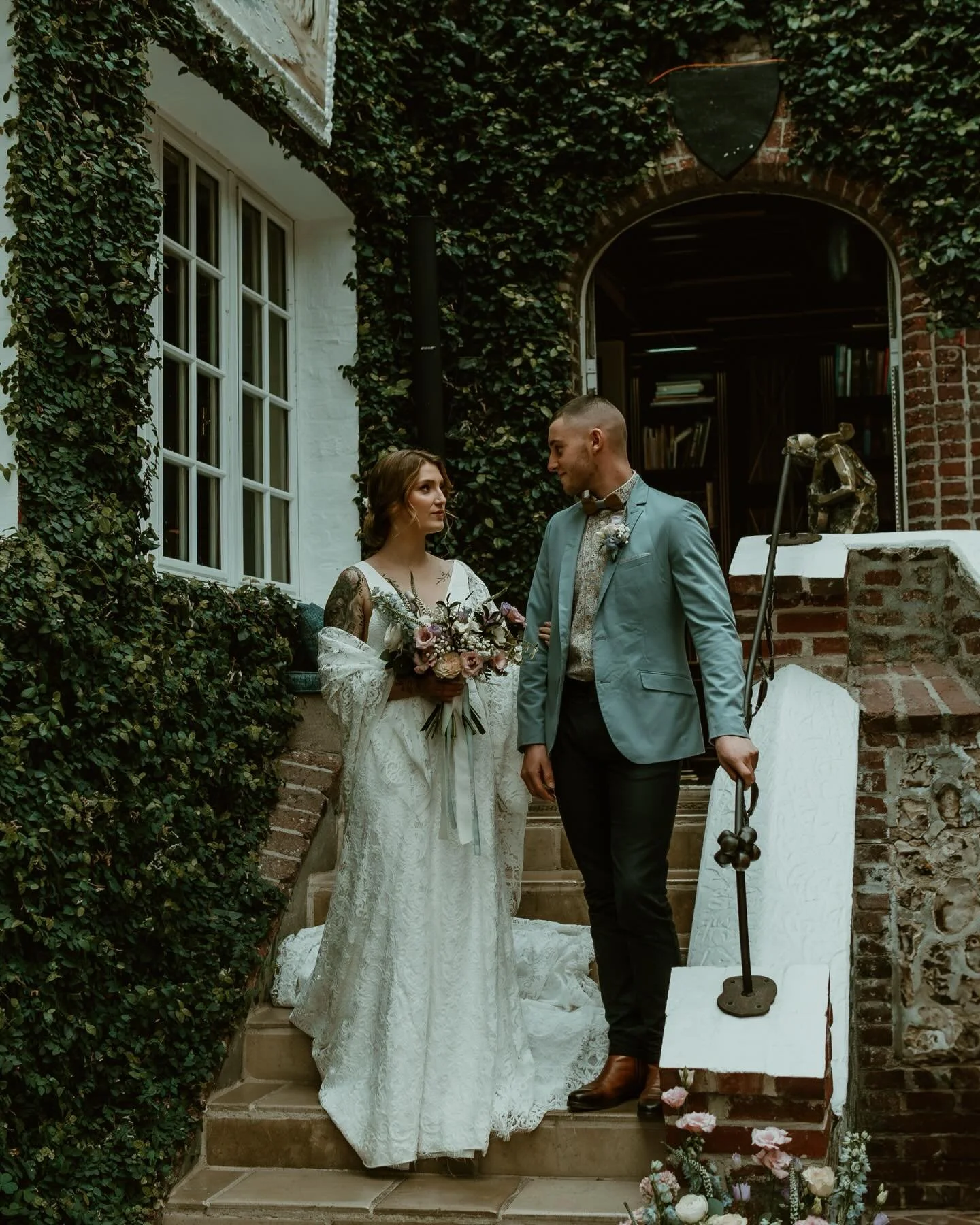 Dans le r&ocirc;le de Jackie &amp; Clotaire,
pour L&rsquo;AMOUR OUF au Donjon.

Aujourd&rsquo;hui, journ&eacute;e mondiale du mariage.
Dans 6 jours, la Saint-Valentin.

Deux dates pour c&eacute;l&eacute;brer l&rsquo;amour,
le vrai, celui qui dure, ce