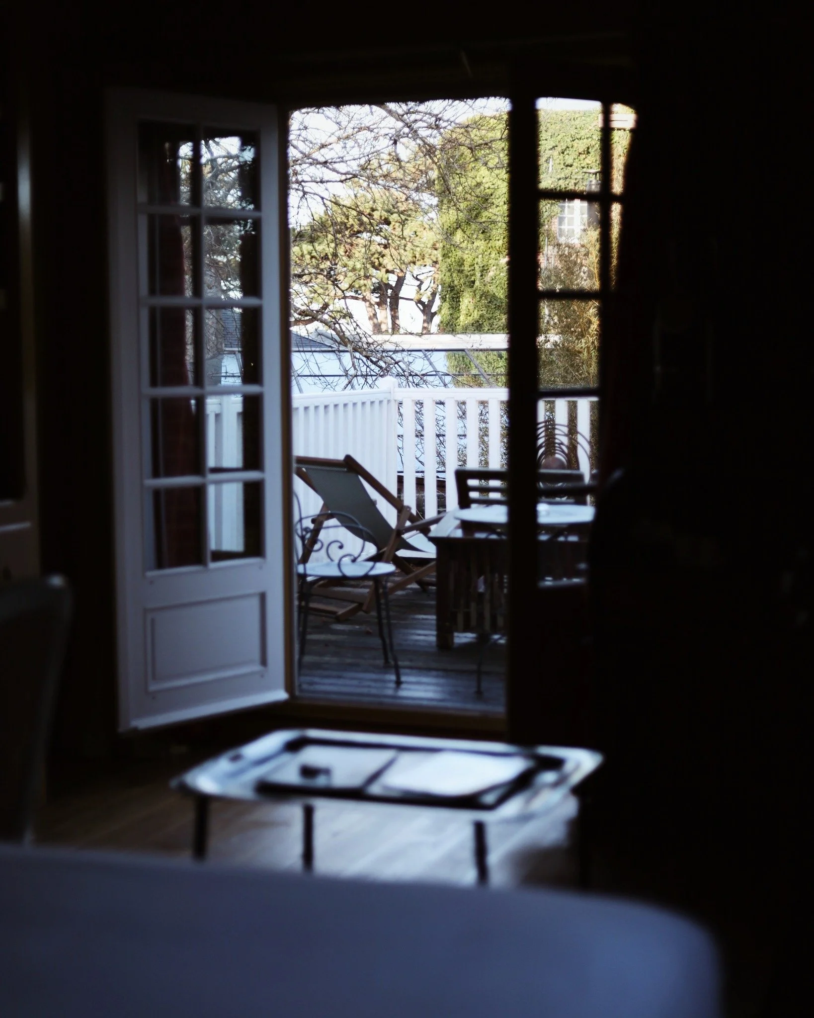 La chambre Fran&ccedil;ois 🗝

Docteur Fran&ccedil;ois &eacute;tait m&eacute;decin et chercheur. Grand amoureux des livres et de la solitude, il s&rsquo;est fait construire une vaste biblioth&egrave;que, v&eacute;ritable refuge d&eacute;di&eacute; &a