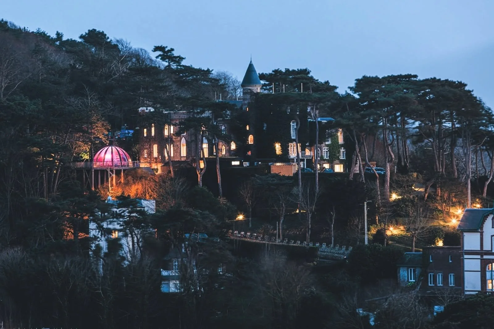 📍Etretat vu par nos visiteurs 

Notre maison d'un point de vue magnifique par @dolwolfianphotography &hearts;︎

.

#&eacute;tretat #hotelview #domainesaintclairledonjon #domainesaintclairetretat #hivernormandie #falaises&eacute;tretat #village&eacut