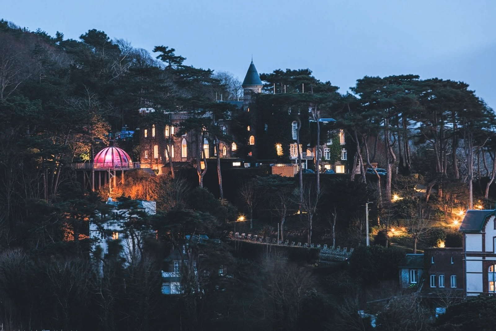 📍Etretat vu par nos visiteurs 

Notre maison d'un point de vue magnifique par @dolwolfianphotography &hearts;︎

.

#&eacute;tretat #hotelview #domainesaintclairledonjon #domainesaintclairetretat #hivernormandie #falaises&eacute;tretat #village&eacut