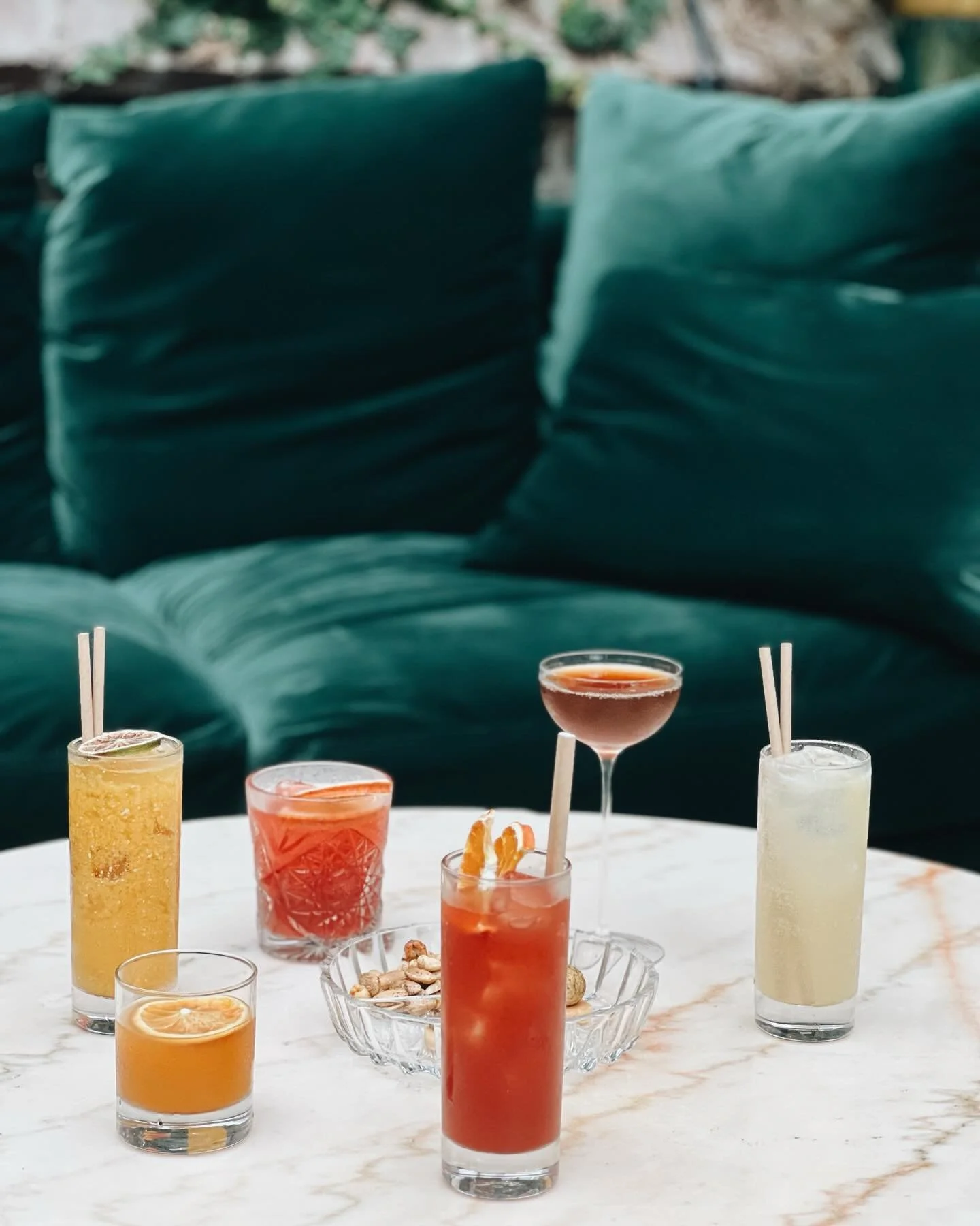 C&rsquo;est vendredi soir&hellip;
On a envie de d&eacute;compresser, de s&rsquo;affaler dans un canap&eacute;&hellip; et en m&ecirc;me temps de sortir prendre un verre ! 🍸

Au Donjon, pas besoin de choisir : installez-vous confortablement dans les c