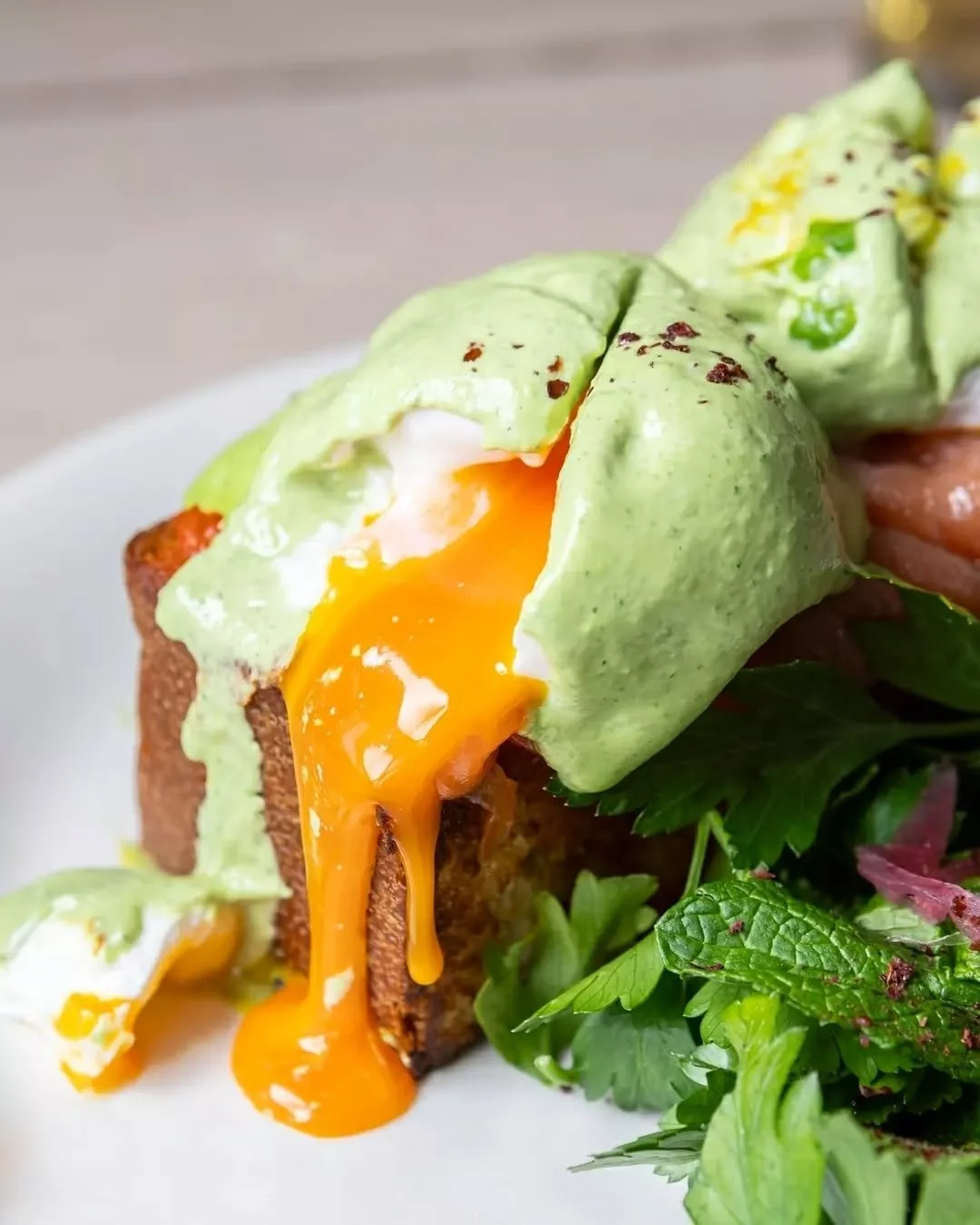 Ready to elevate your brunch game? 👀 Try our Kepos Benedict! Fluffy brioche, creamy green tahini, poached eggs, smoked salmon, and zesty sofrito all in one delicious bite. You won&rsquo;t want to miss this! #BragsandBrams