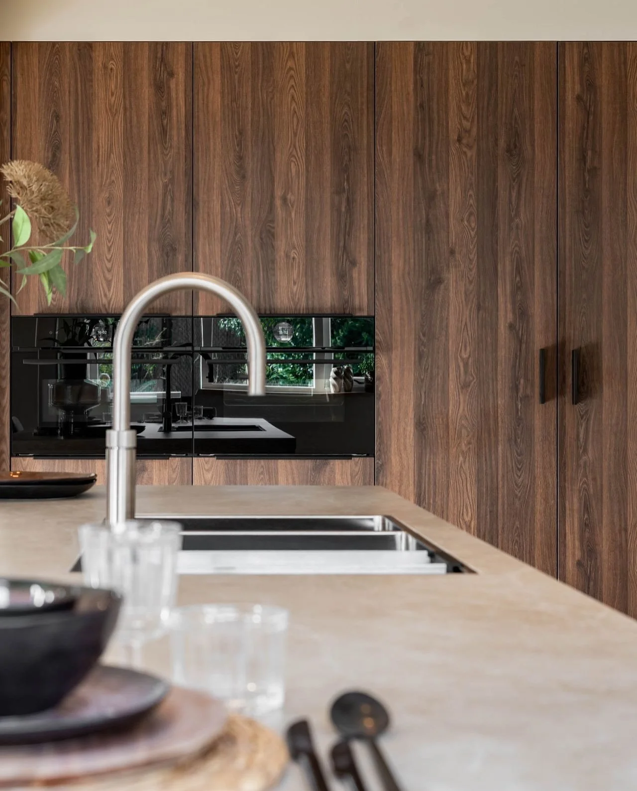 Z&oacute;veel meer dan een keuken 🤍 

Als interieurfotograaf fotografeer ik ontzettend graag keukens. Misschien omdat ik zelf zo van koken hou en de waarde zie van een goed ontworpen keuken, mooie materialen en apparatuur die koken n&oacute;g leuker