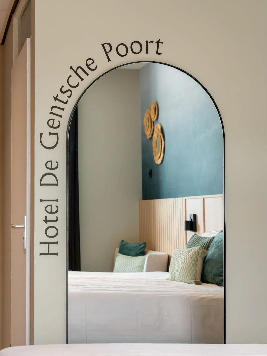 Een hotel waar je thuiskomt 🤎
Restyling in beeld 📸 voor @hoteldegentschepoort 

Deze zomer was ik weer als interieurfotograaf te gast bij Hotel de Gentse Poort in Biervliet. Dit keer om de restyling van de kamers vast te leggen. 

Twee jaar geleden