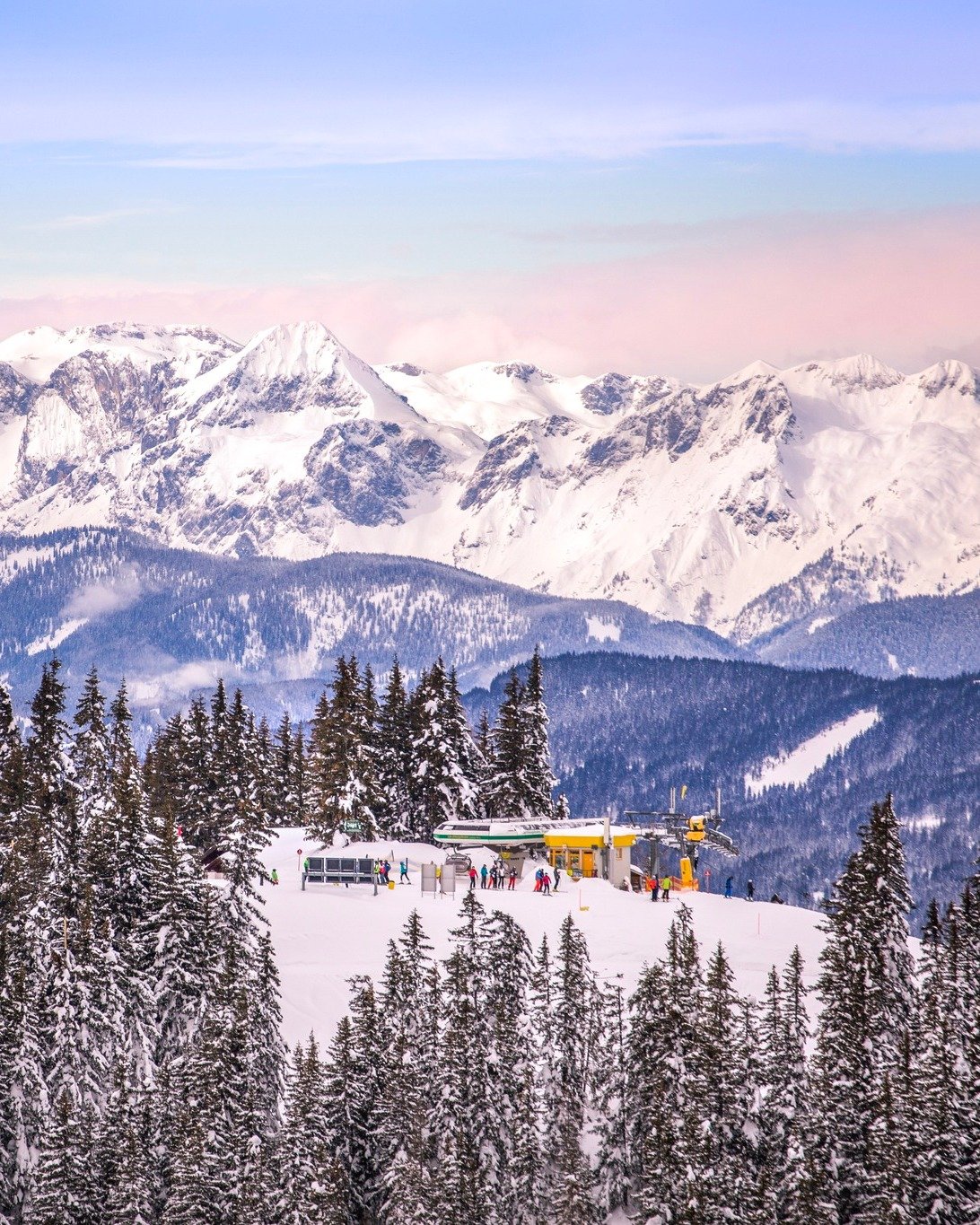 Schladming, Österrikiskt gemyt i ett nötskal. Pister i världsklass. Att vårt hotell Planai ligger 25 meter från liften gör ju inget heller.
🇦🇹🇦🇹🇦🇹
•
•
•
#SkiTrip #mountaintown #TravelGoals #soloc